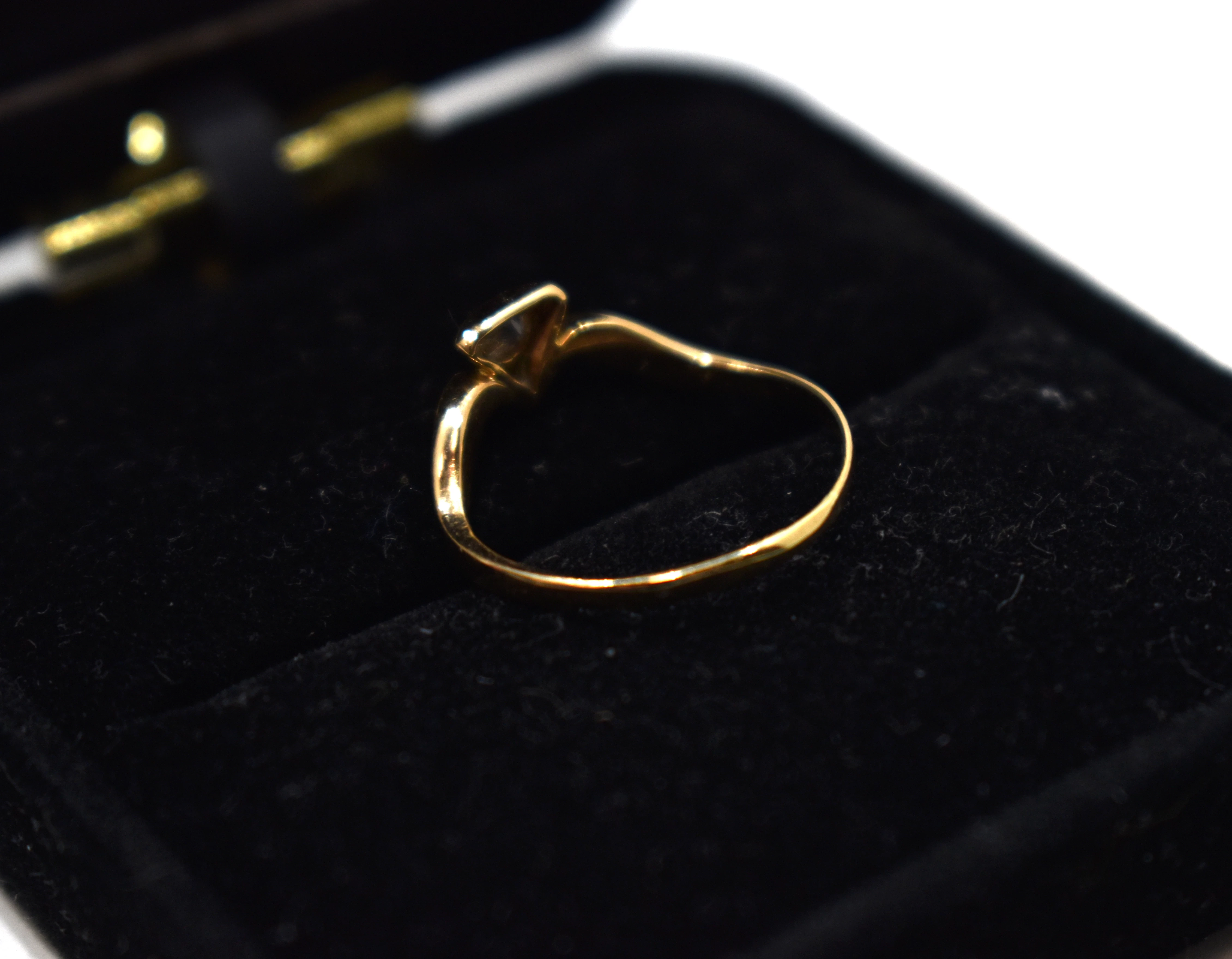 uroczy-zloty-pierscionek-z-brylantem-129g-585-waga-190