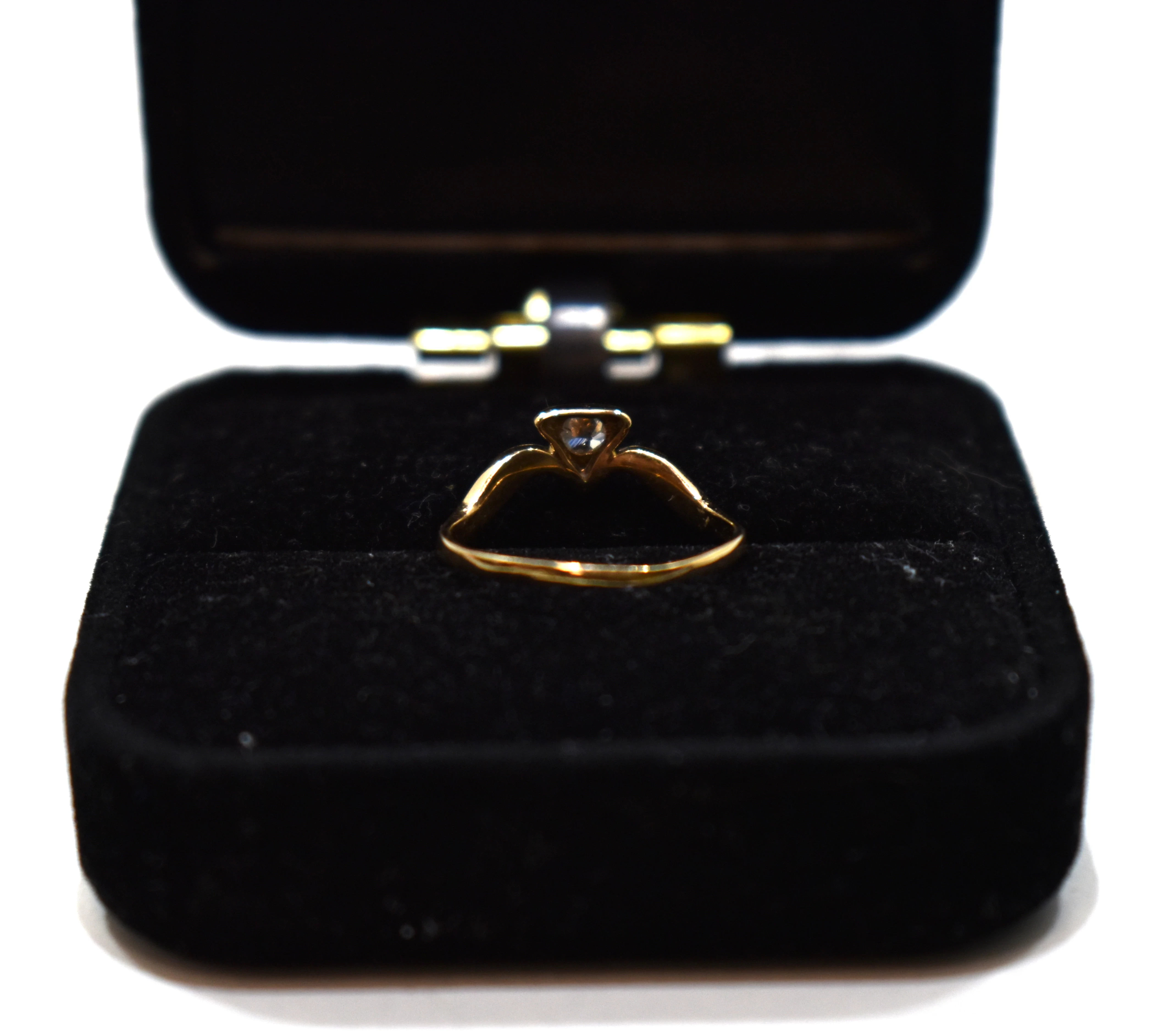 uroczy-zloty-pierscionek-z-brylantem-129g-585-kolor-dominujacy-205826-225106