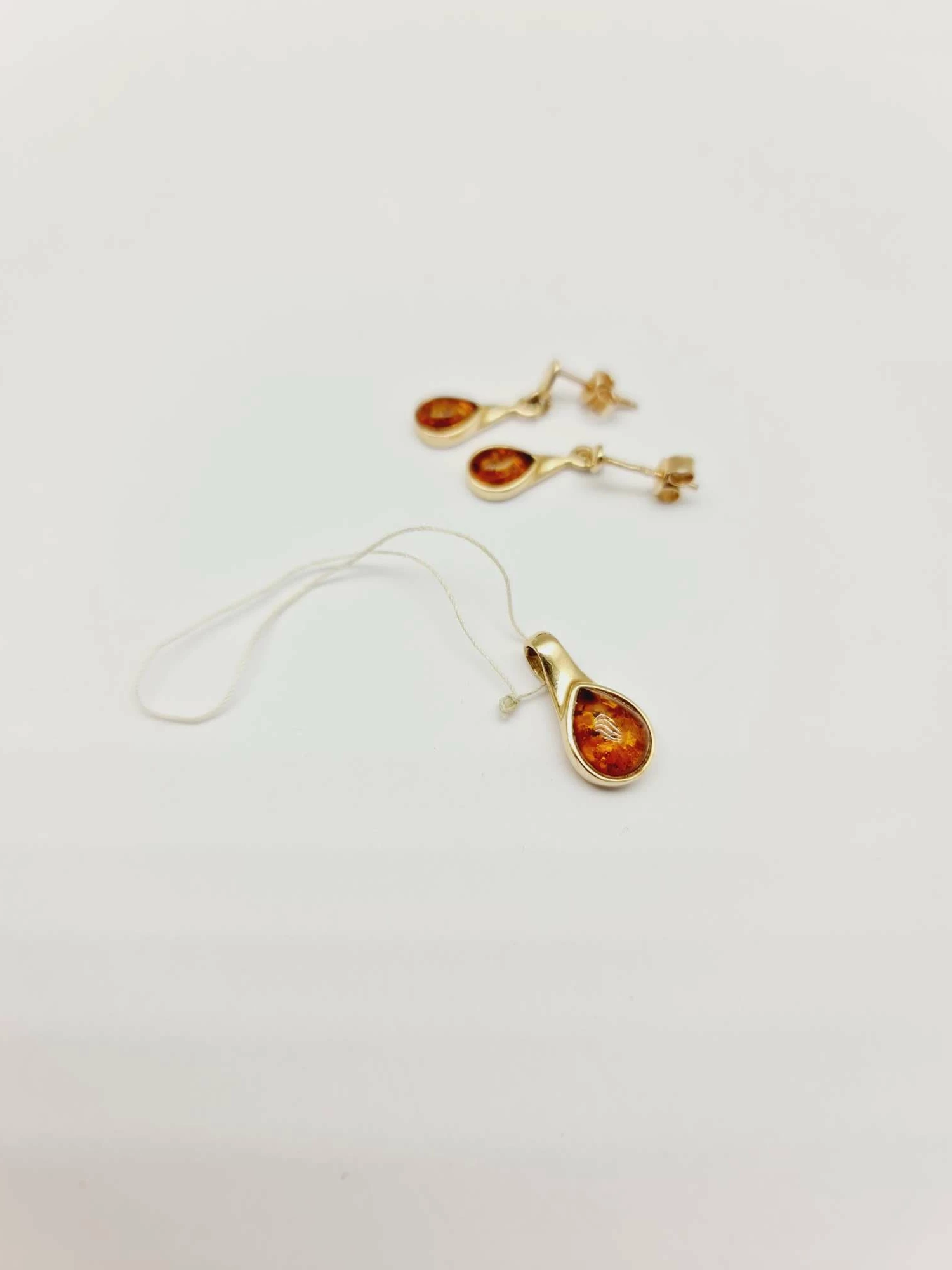 zestaw-bizuterii-yes-kolczyki-zawieszka-bursztyn-stan-uzywany