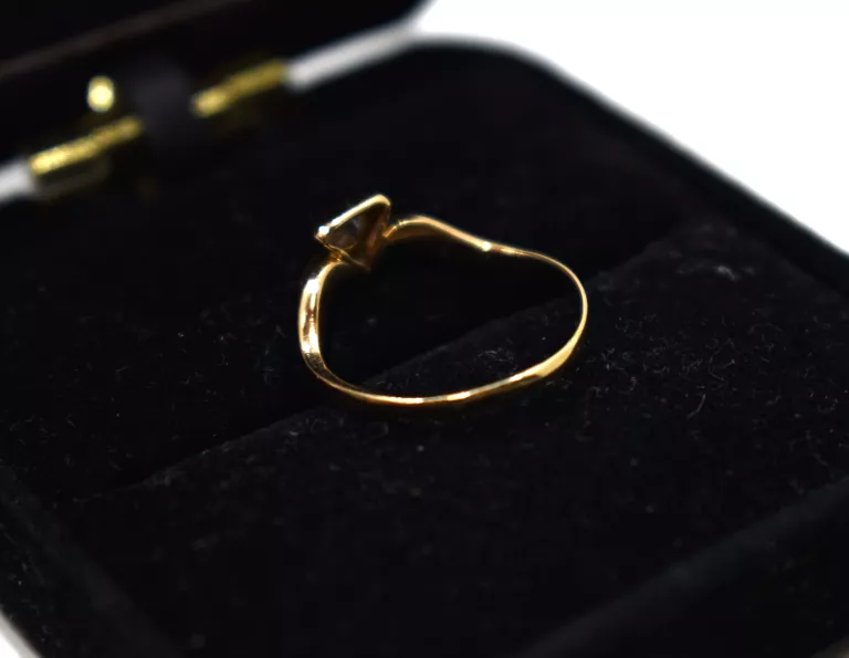 uroczy-zloty-pierscionek-z-brylantem-129g-585-plec-15851-1