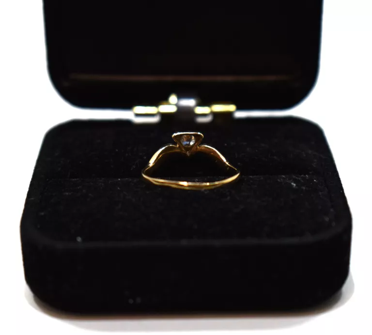 uroczy-zloty-pierscionek-z-brylantem-129g-585-kolor-dominujacy-205826-225106