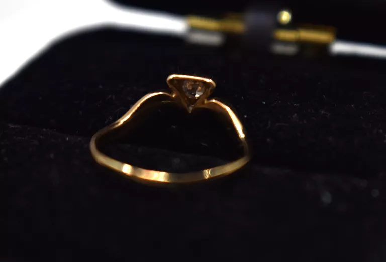 uroczy-zloty-pierscionek-z-brylantem-129g-585-stan-11323-2