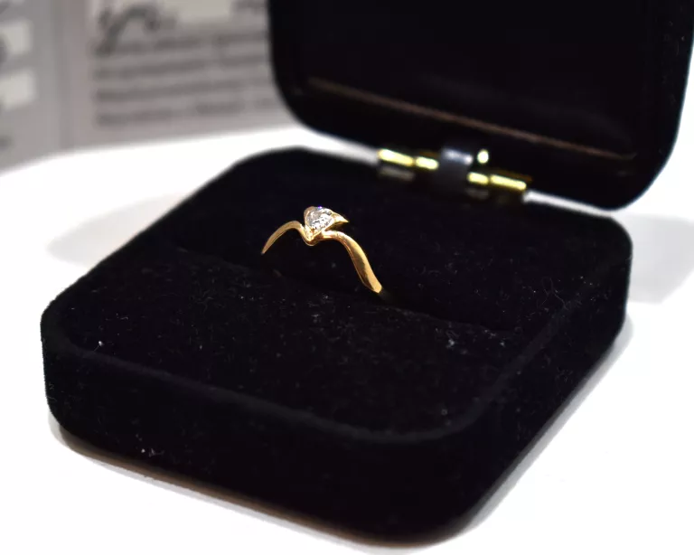 uroczy-zloty-pierscionek-z-brylantem-129g-585-kamien-17088-128