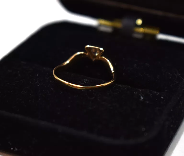 uroczy-zloty-pierscionek-z-brylantem-129g-585-ean-gtin-5905868206135