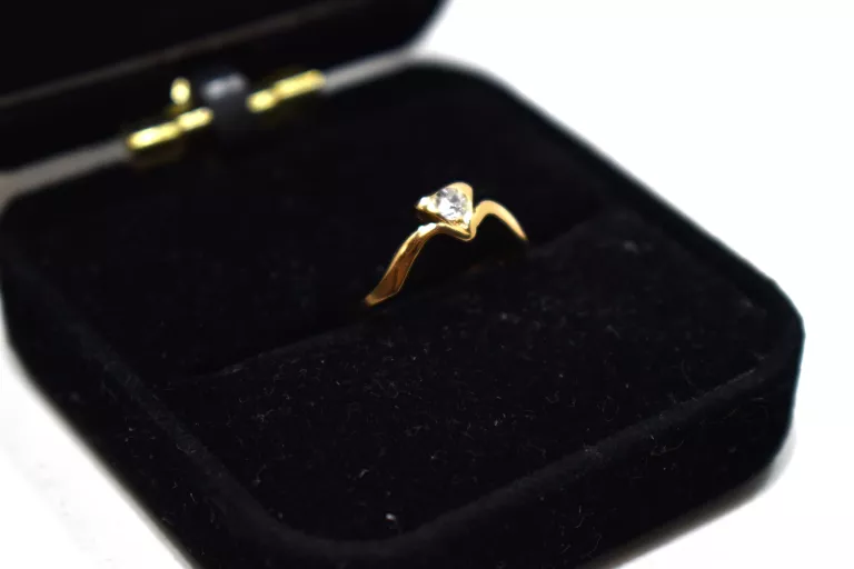 uroczy-zloty-pierscionek-z-brylantem-129g-585-rozmiarsrednica-wew-mm-372-8