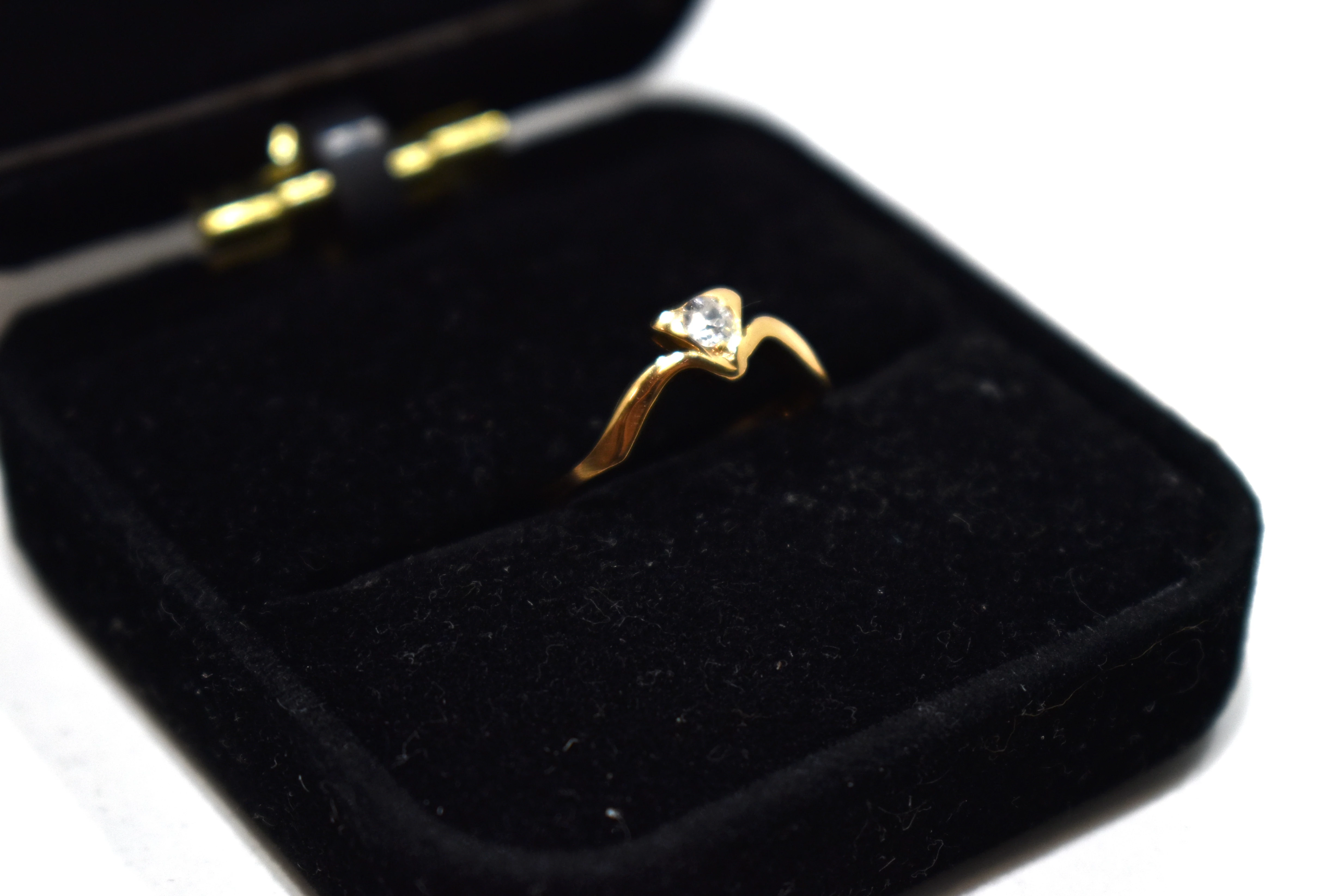 uroczy-zloty-pierscionek-z-brylantem-129g-585-rozmiarsrednica-wew-mm-372-8