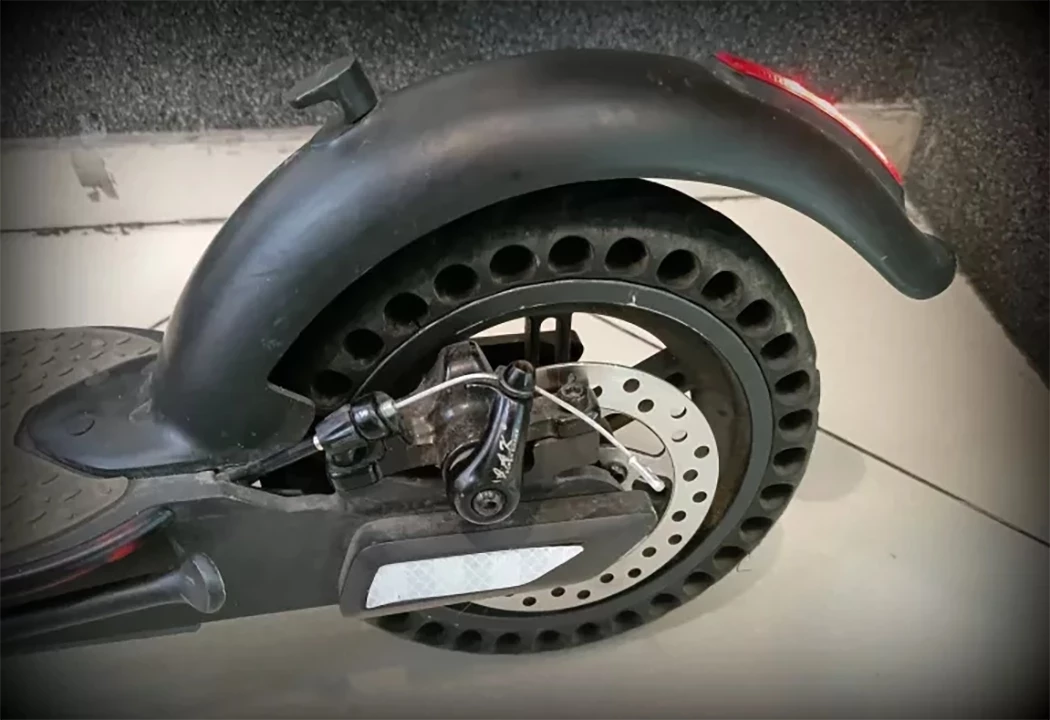 hulajnoga-elektryczna-frizzo-glee-opis-kolor-czarny