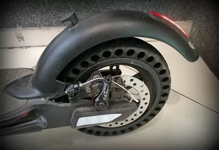 hulajnoga-elektryczna-frizzo-glee-opis-kolor-czarny