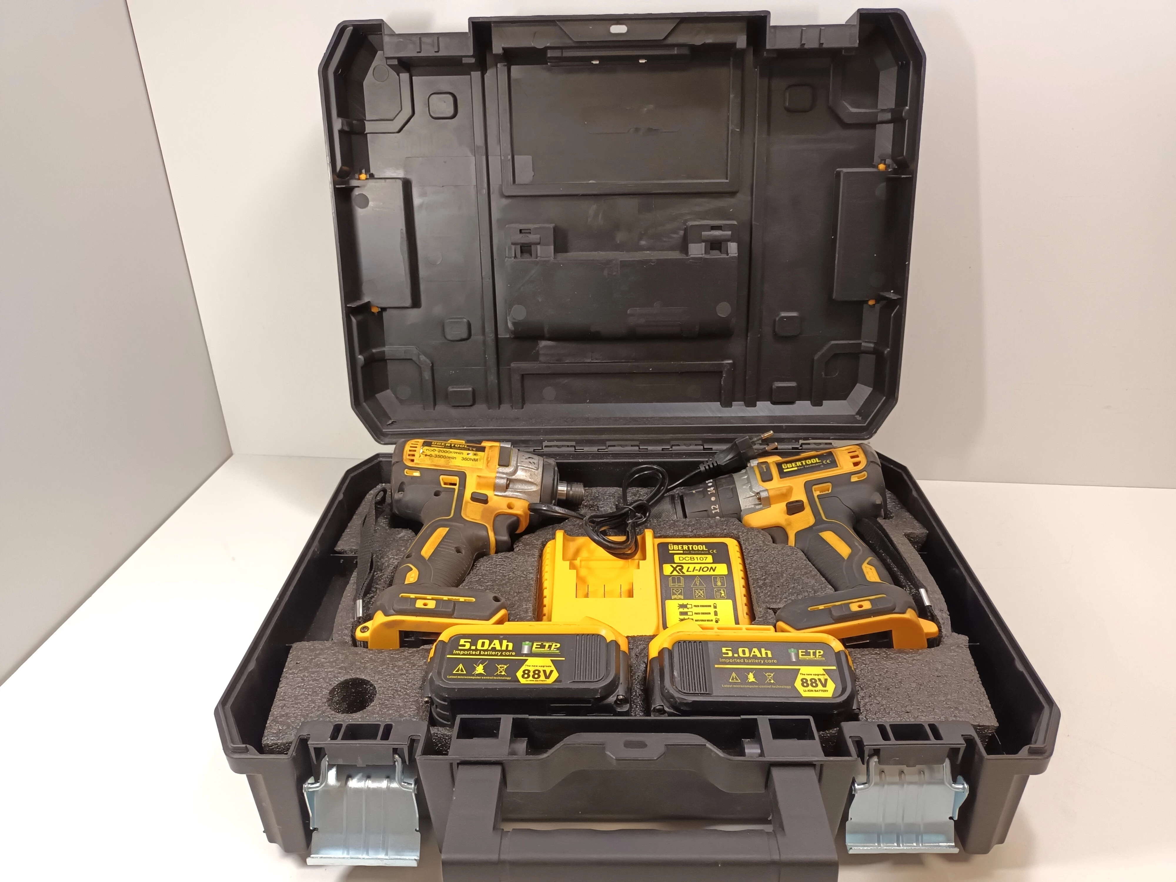 zestaw-narzedzi-ubertool-klucz-udarowy-wkretark-zasilanie-akumulatorowe