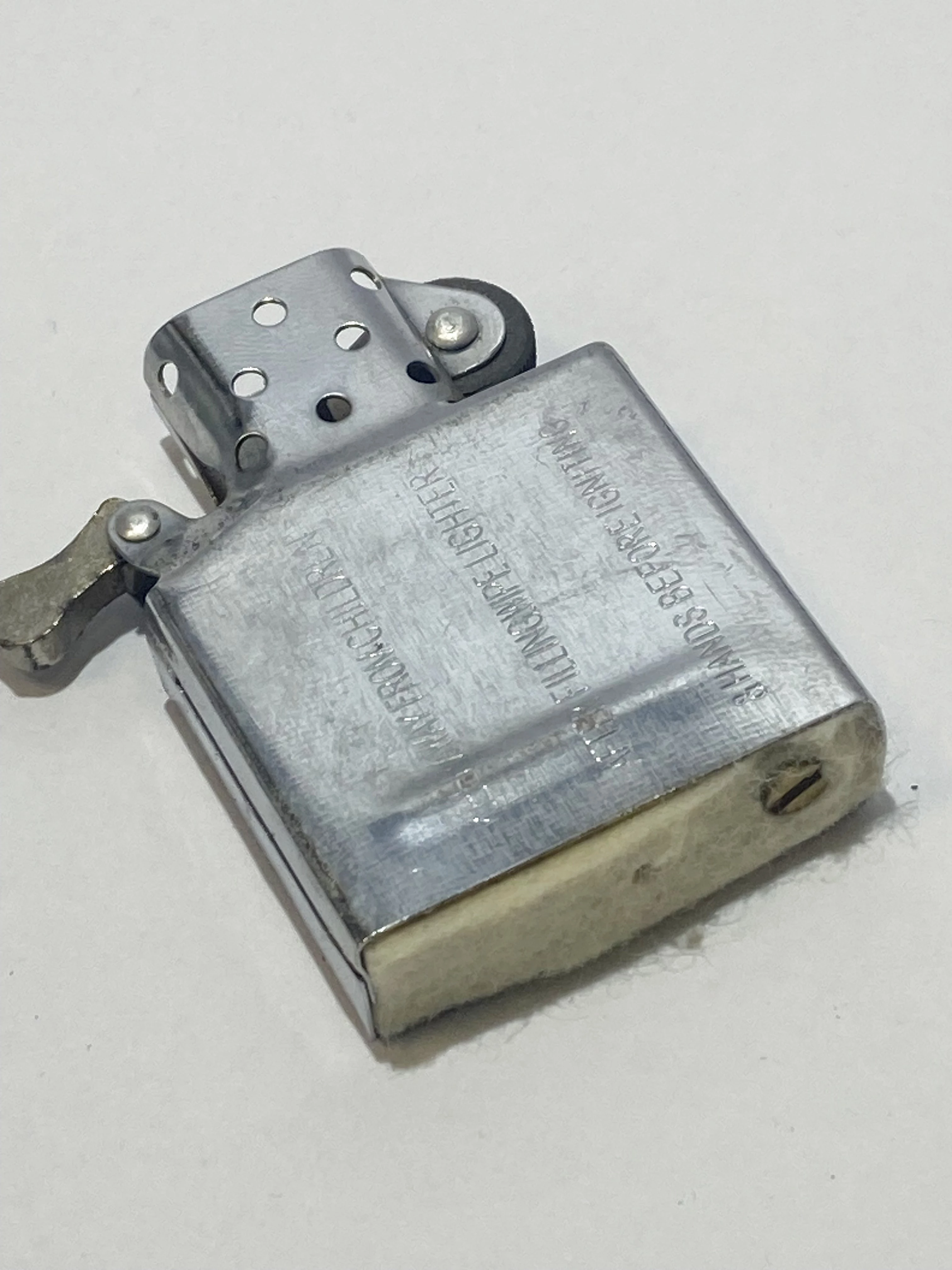 zapalniczka-kantai-etui-zippo-rodzaj-zapalniczka-benzynowa