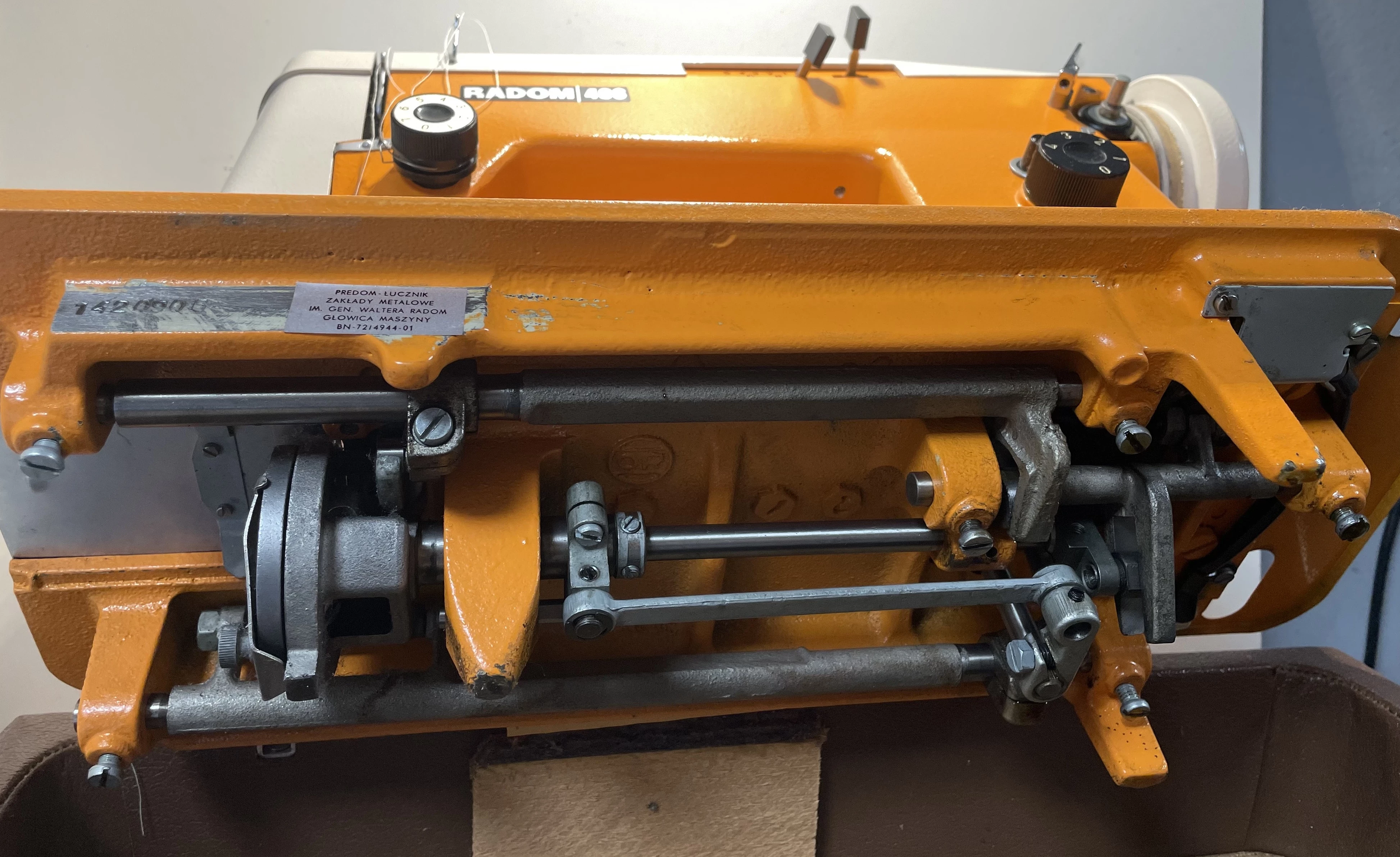 maszyna-do-szycia-lucznik-radom-466-uszkodzona-kolor-dominujacy-pomaranczowy