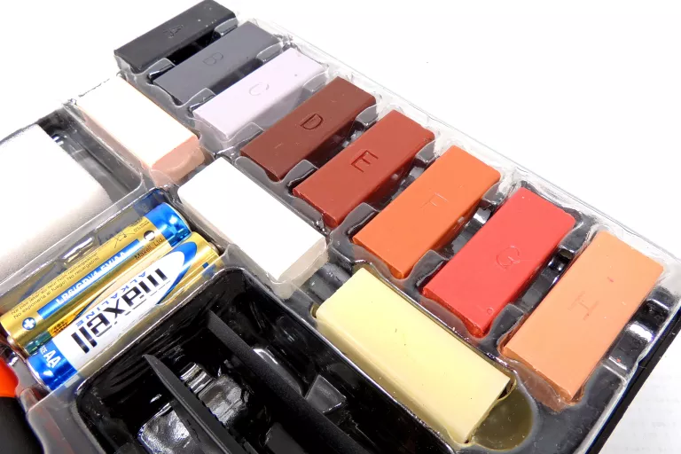 zestaw-do-naprawy-paneli-mebli-drzwi-doktor-holz-kod-producenta-zestaw-naprawczy-do-paneli