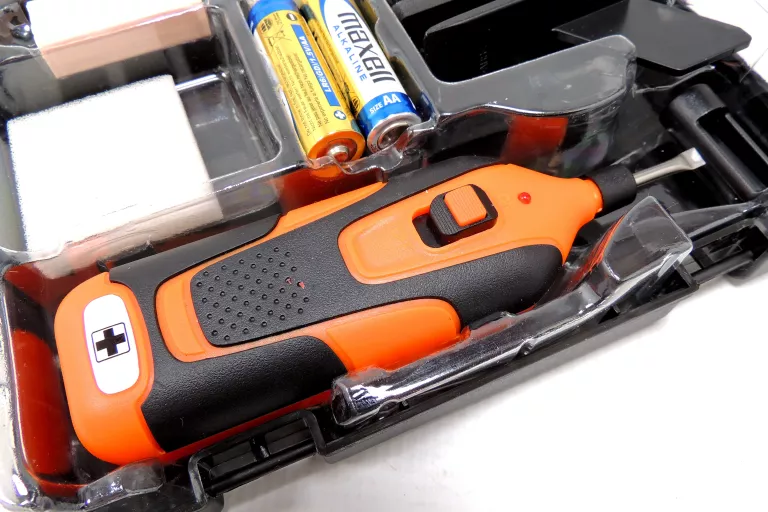 zestaw-do-naprawy-paneli-mebli-drzwi-doktor-holz-ean-gtin-655390397645