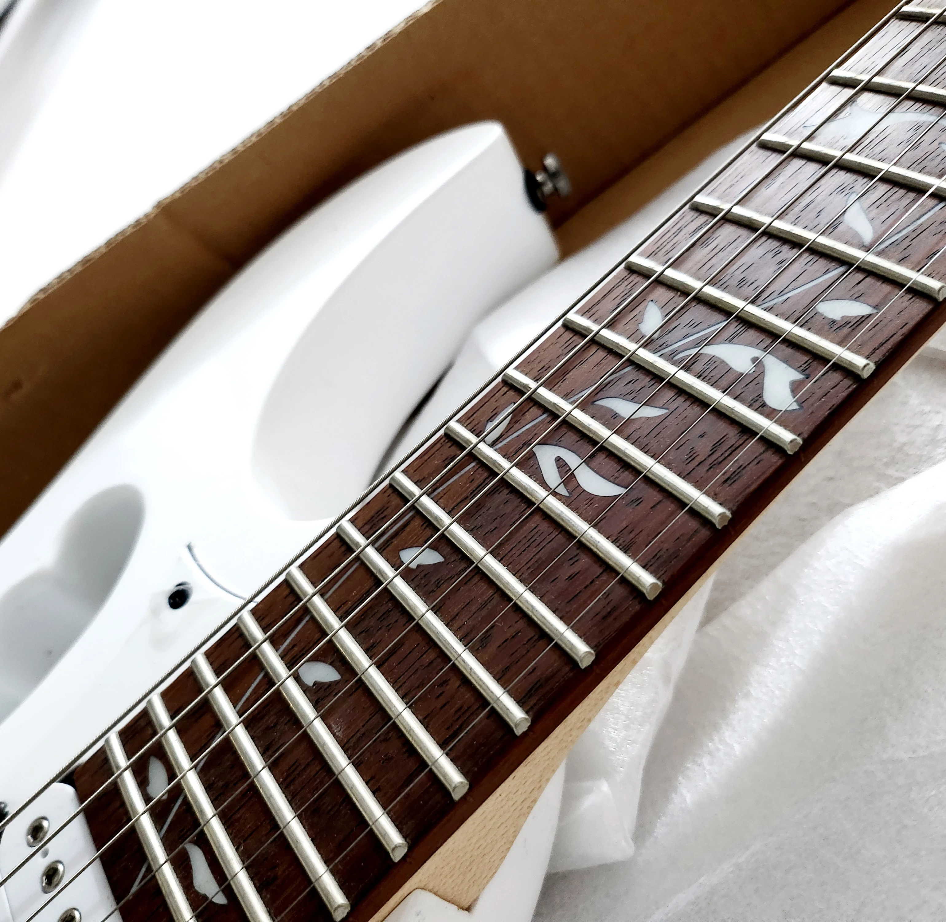 gitara-elektryczna-ibanez-jem-jr-wh-gw-130924r-marka-ibanez