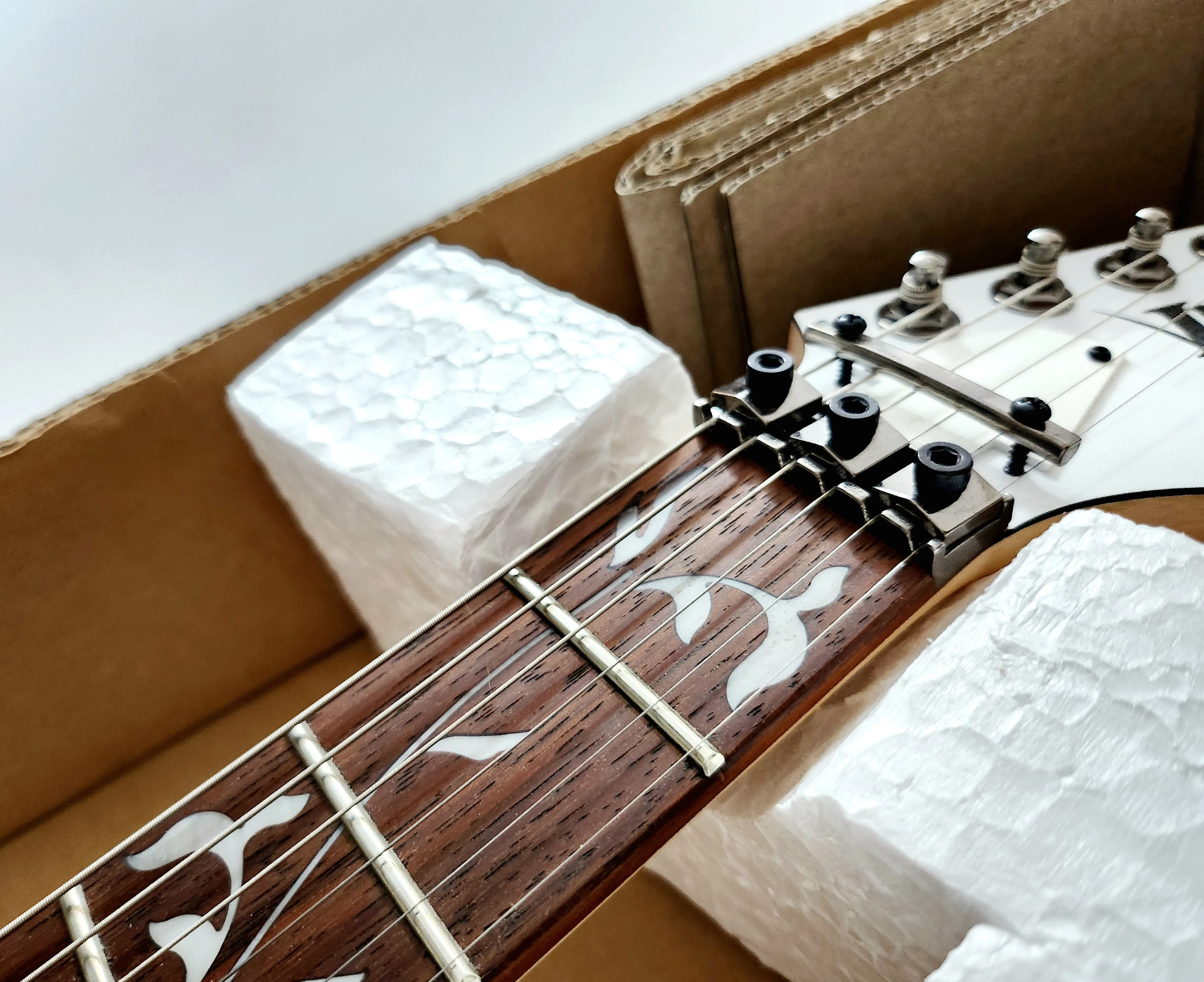 gitara-elektryczna-ibanez-jem-jr-wh-gw-130924r-stan-uzywany