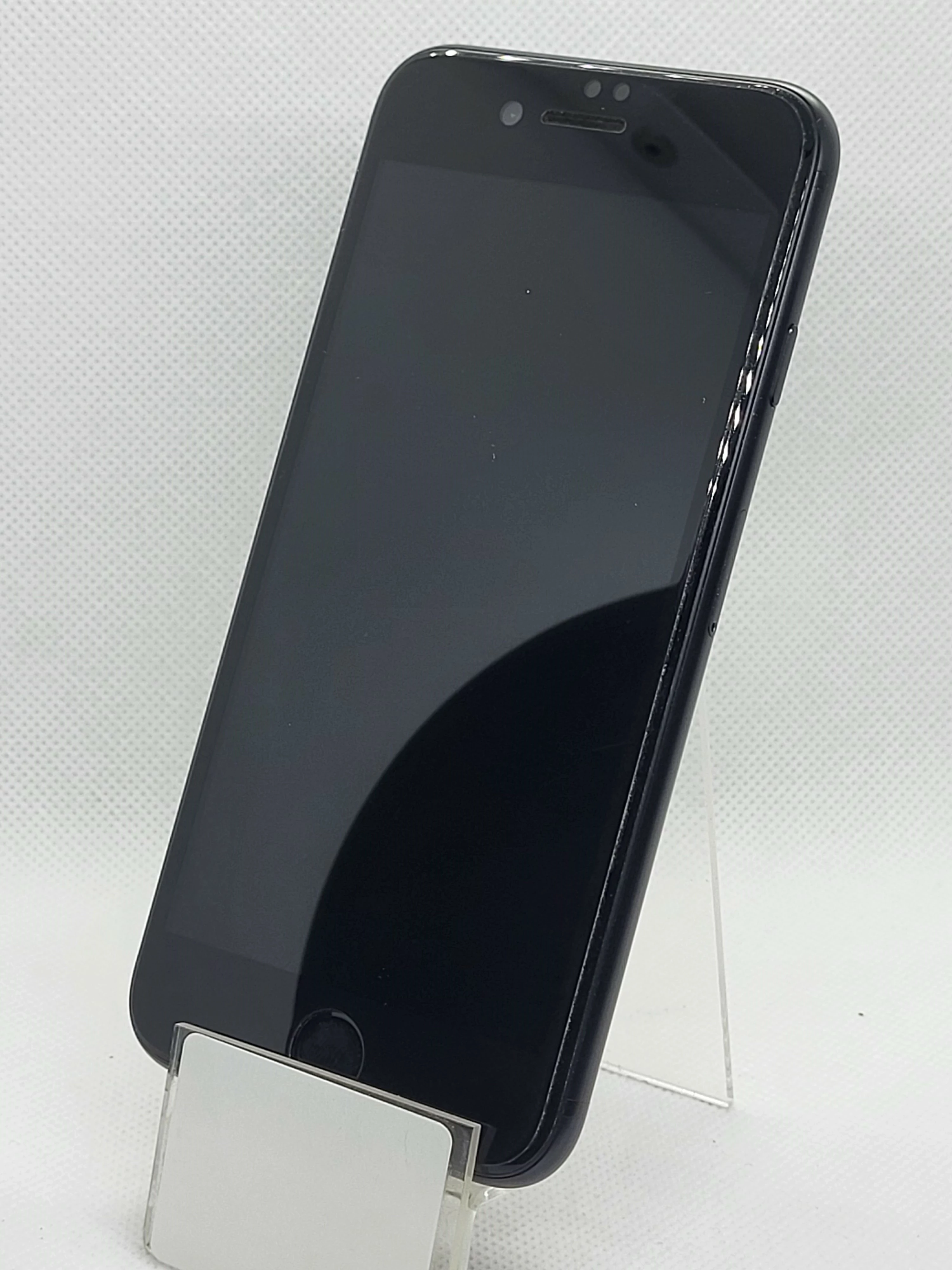 apple-iphone-se-2020-zadbany-typ-smartfon