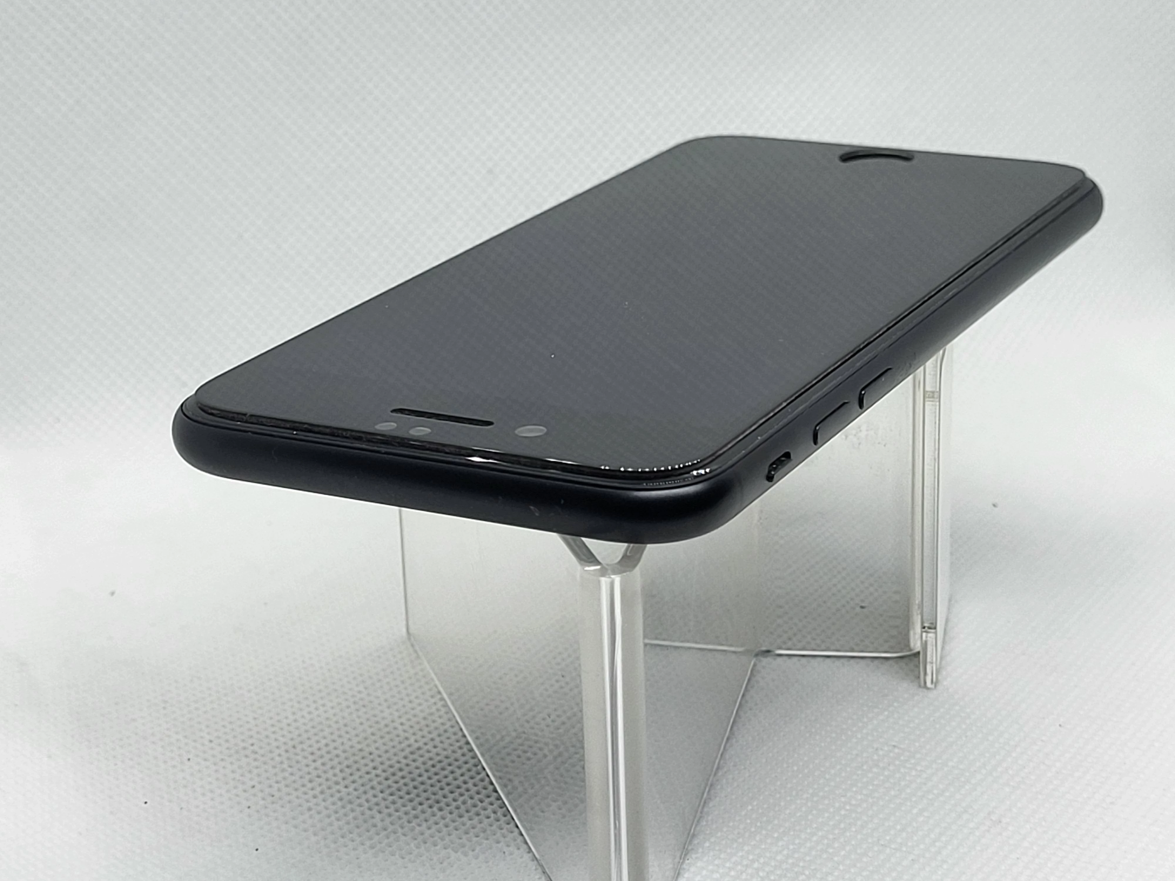 apple-iphone-se-2020-zadbany-kolor-czarny