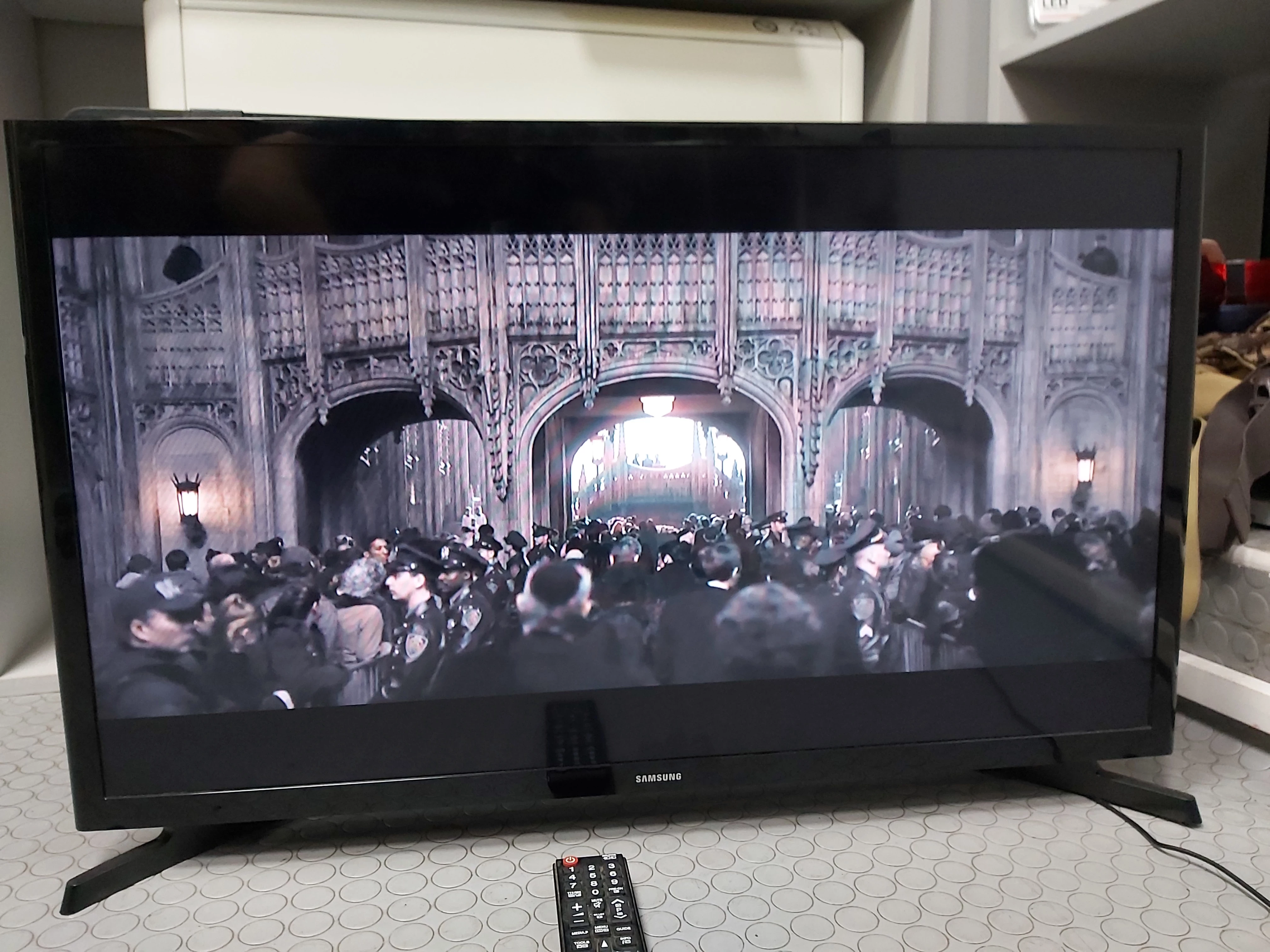 telewizor-samsung-ue32j4000aw-pilot-okazja-kod-producenta-ue32j4000aw