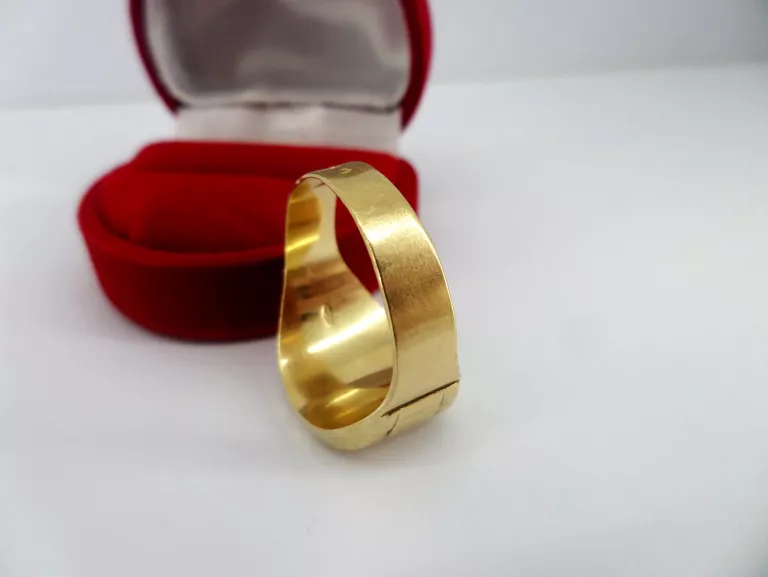 zloty-sygnet-mercedes-p585-745-g-kolor-dominujacy-zloty