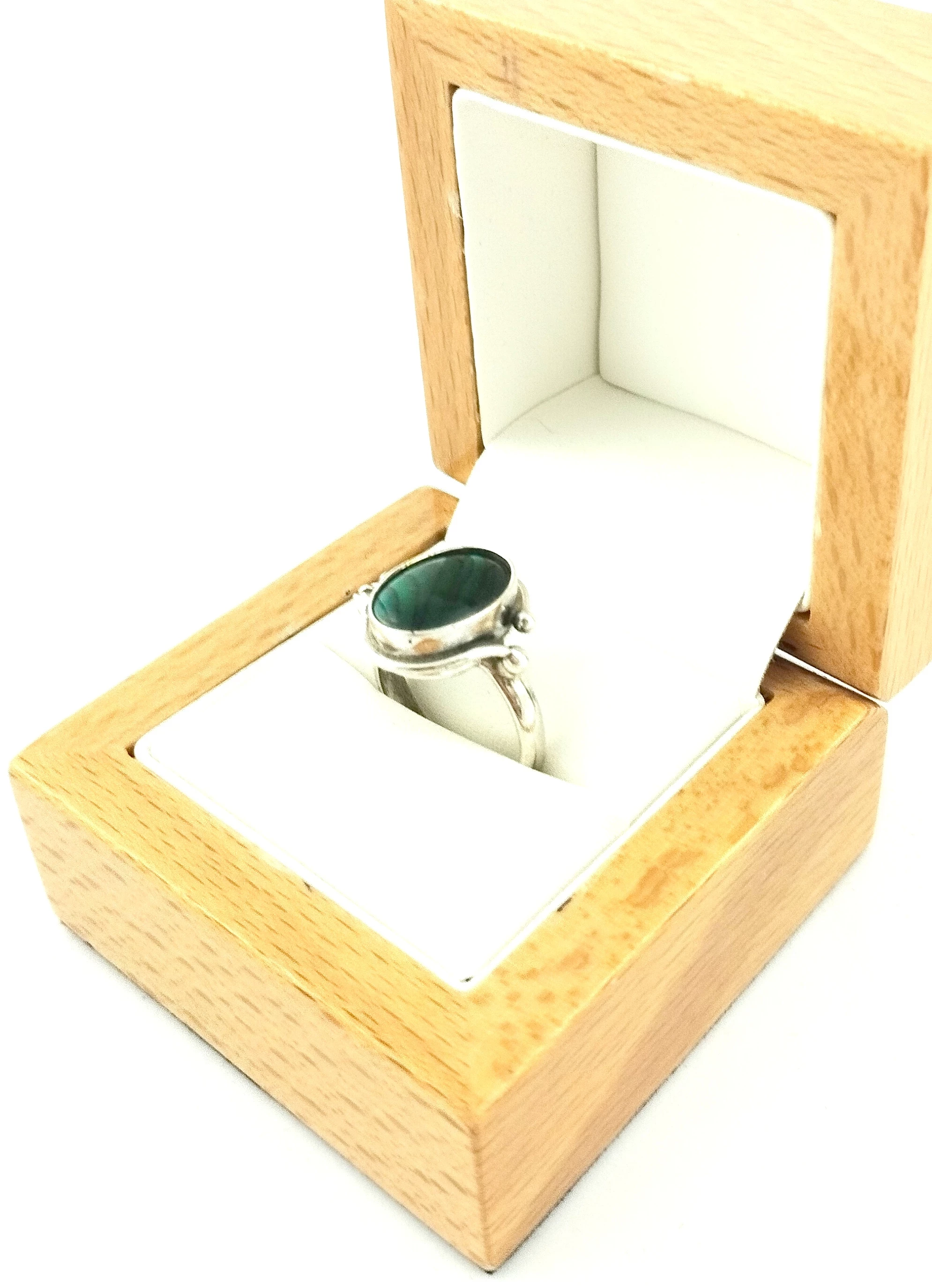 srebro-pierscionek-z-zielonym-kamieniem-pr925-512g-marka-bez-marki