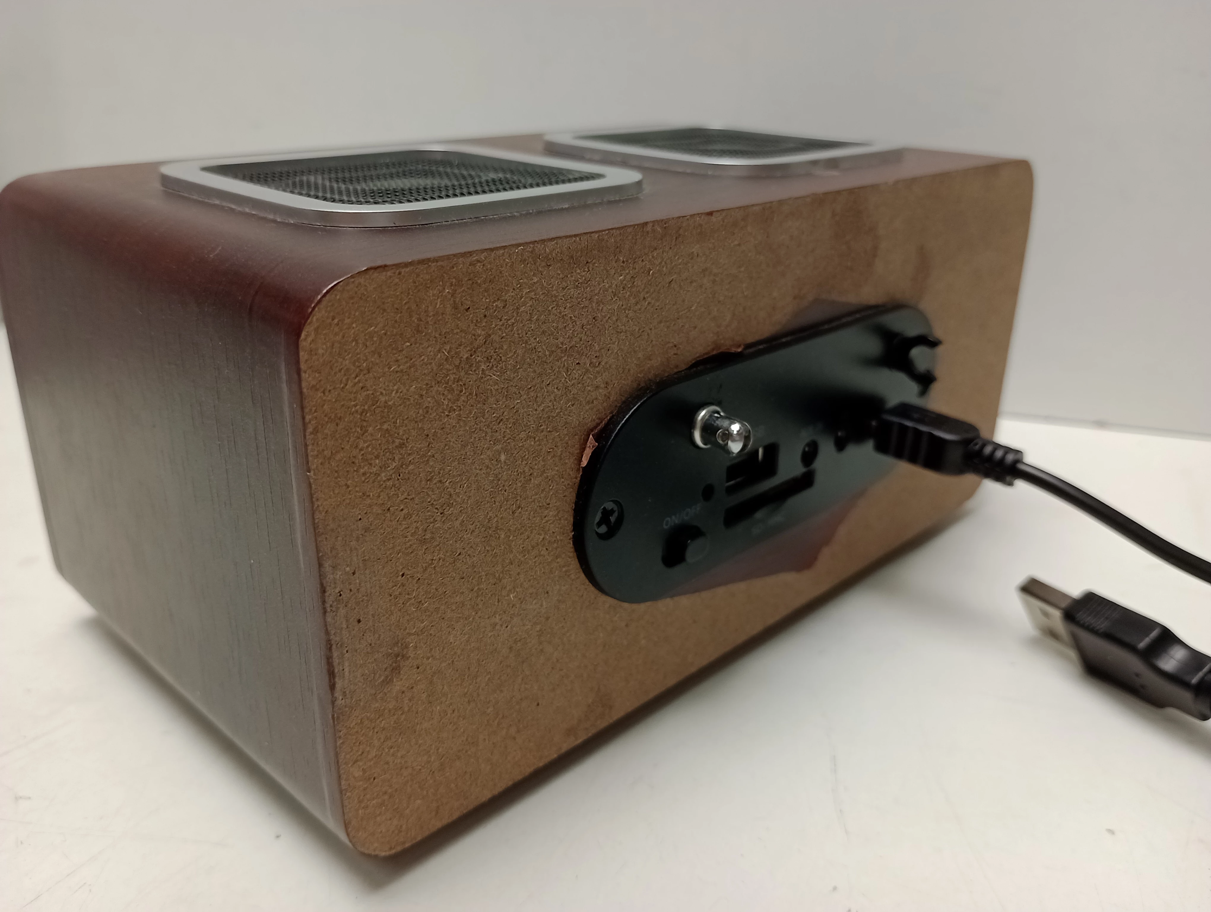 zegarek-citizen-bosch-opis-szkielko-akrylowe