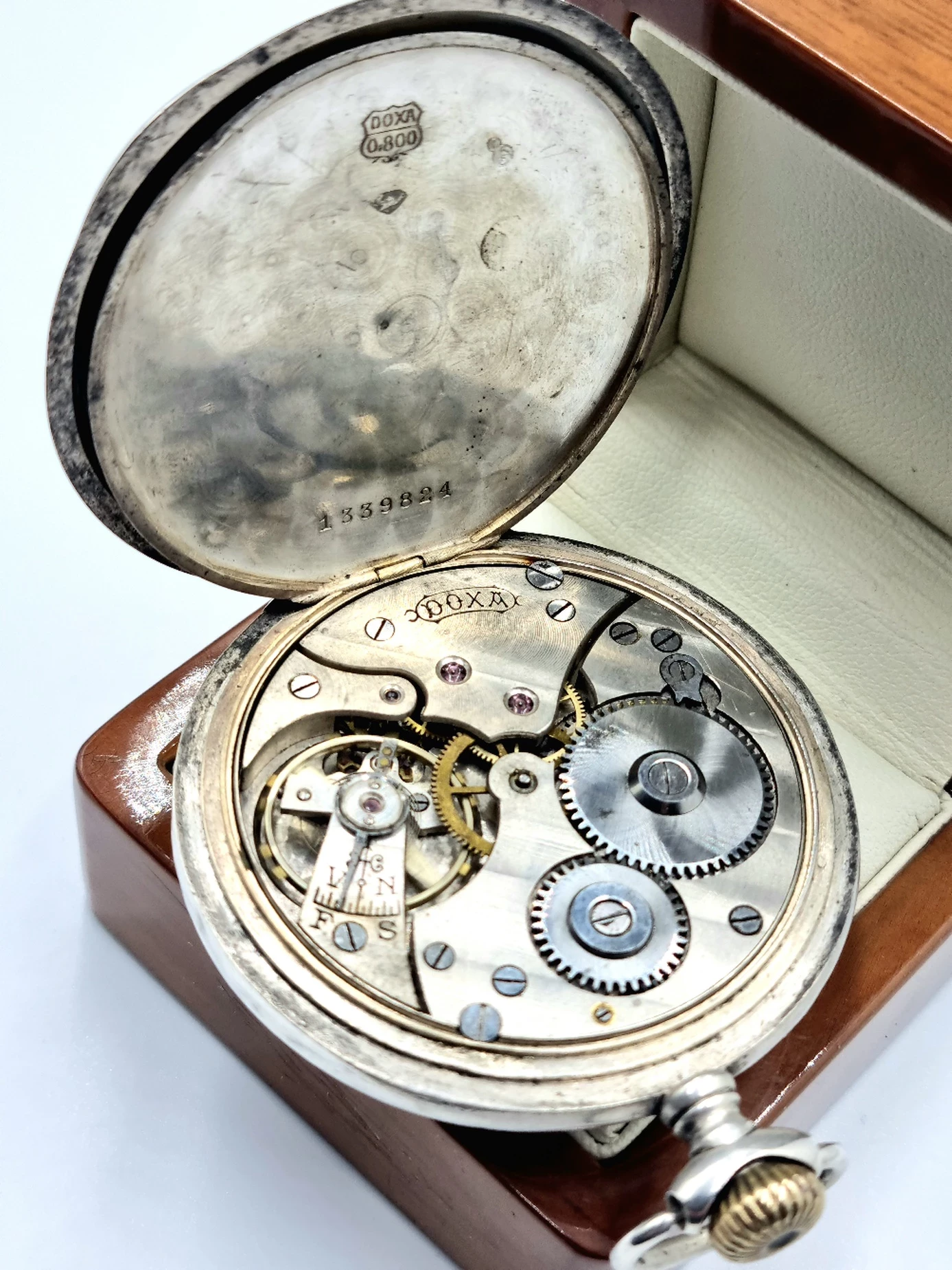 srebrny-zegarek-kieszonkowy-doxa-grubosc-18