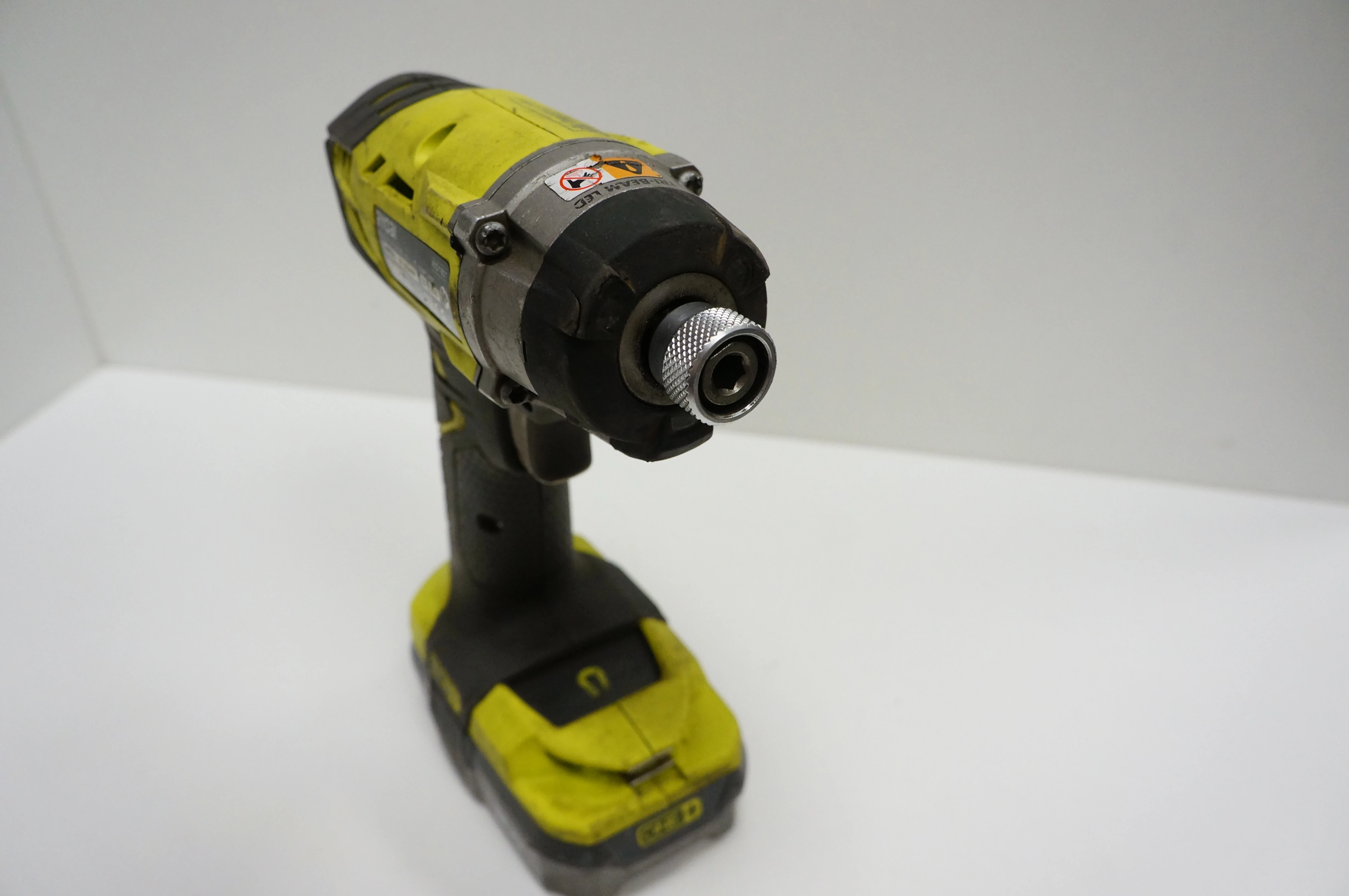 zakretarka-udarowa-ryobi-rid1801-bateria-20-ah-rodzaj-silnika-silnik-szczotkowy