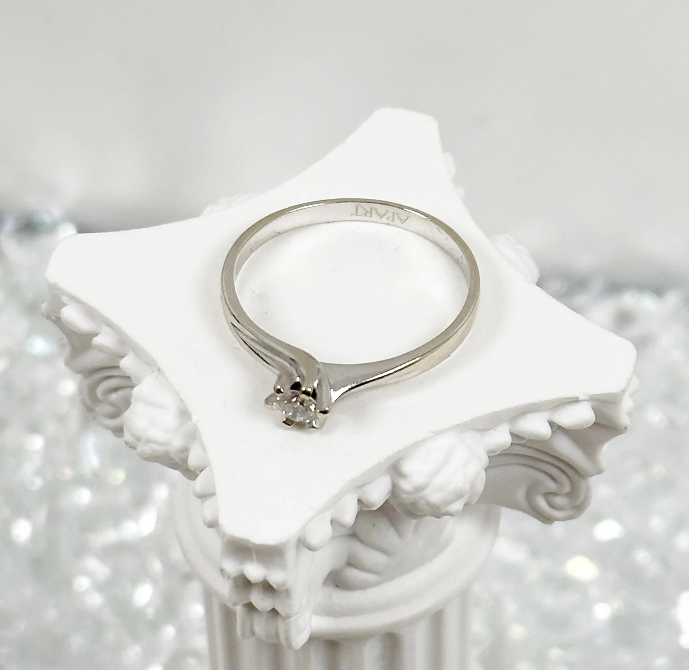 obledny-pierscionek-z-bialego-zlota-z-brylantem-14-karatow-material-15835-2