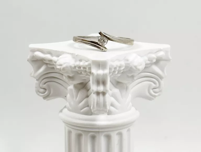 uroczy-zloty-pierscionek-z-brylantem-14-karatow-rodzaj-2205-2