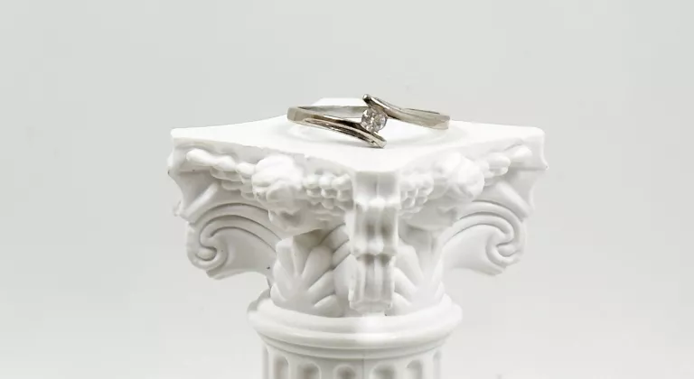 uroczy-zloty-pierscionek-z-brylantem-14-karatow-material-15835-2