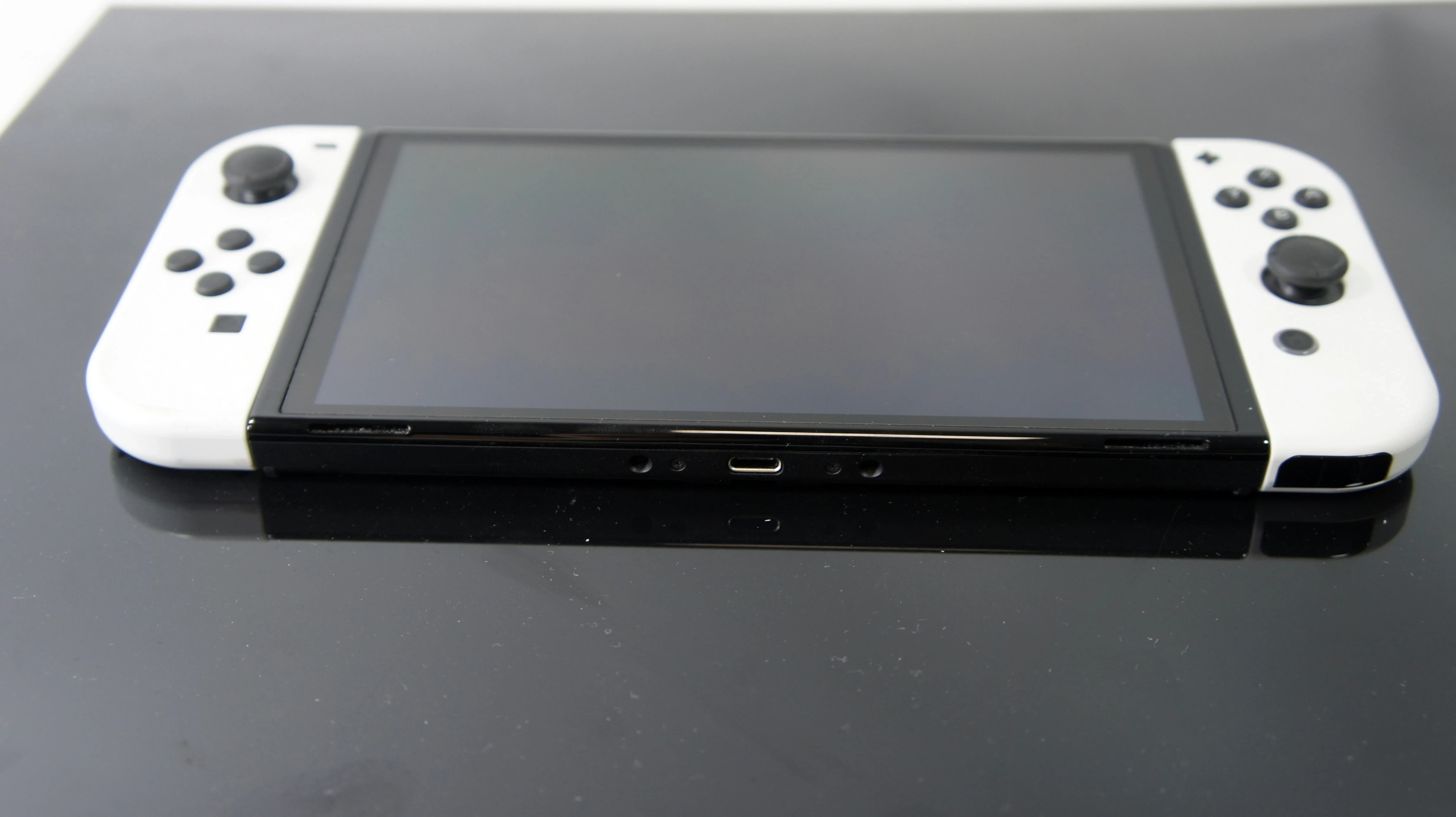 konsola-nintendo-switch-oled-liczba-kontrolerow-w-zestawie-2