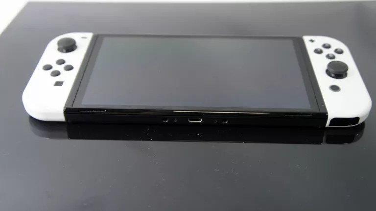 konsola-nintendo-switch-oled-liczba-kontrolerow-w-zestawie-2