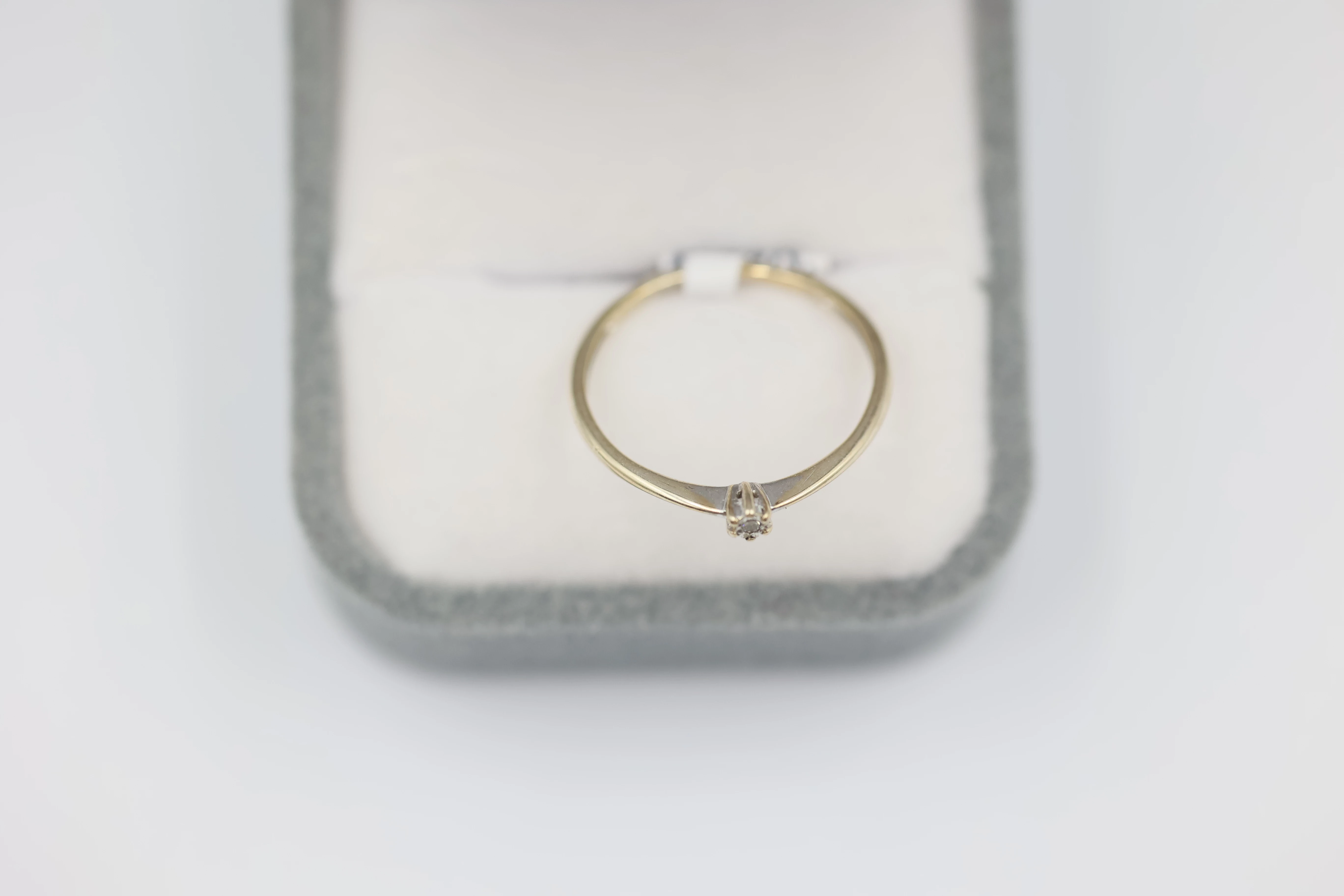 delikatny-zareczynowy-pierscionek-cert-375-082g-material-zloto