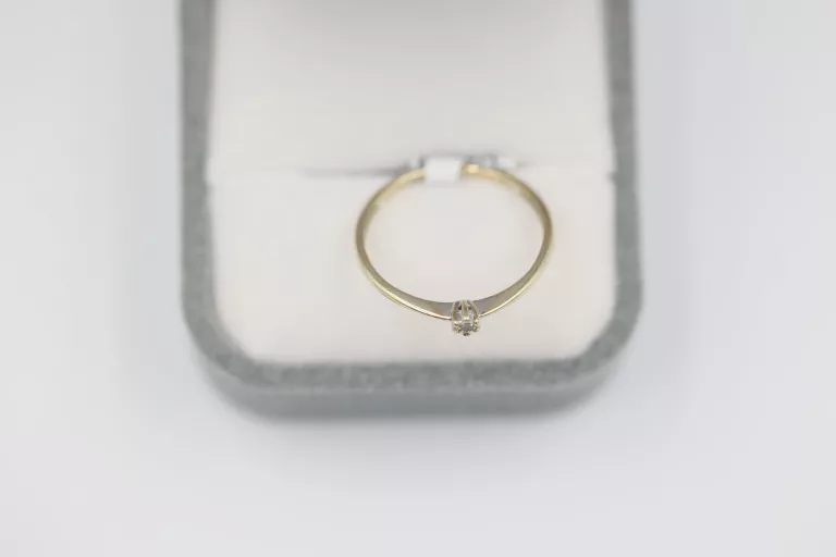 delikatny-zareczynowy-pierscionek-cert-375-082g-material-zloto