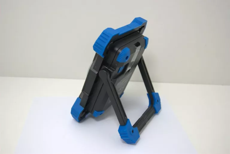 przenosny-halogen-led-novipro-ip54-jasnosc-20000