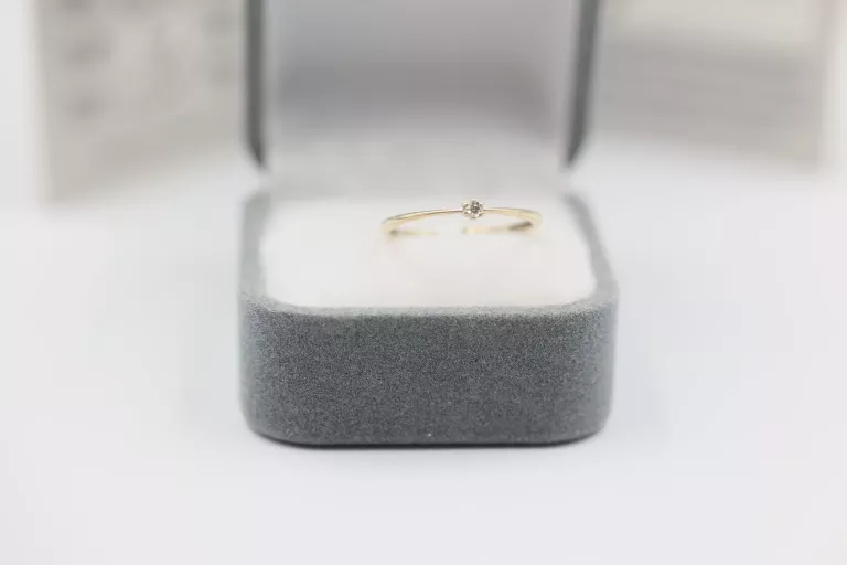 delikatny-zareczynowy-pierscionek-cert-375-082g-marka-bez-marki