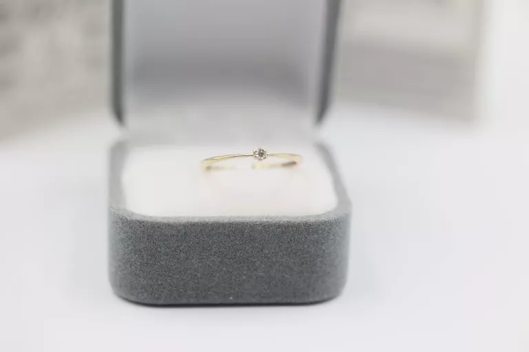 delikatny-zareczynowy-pierscionek-cert-375-082g-rodzaj-wyrob-jubilerski