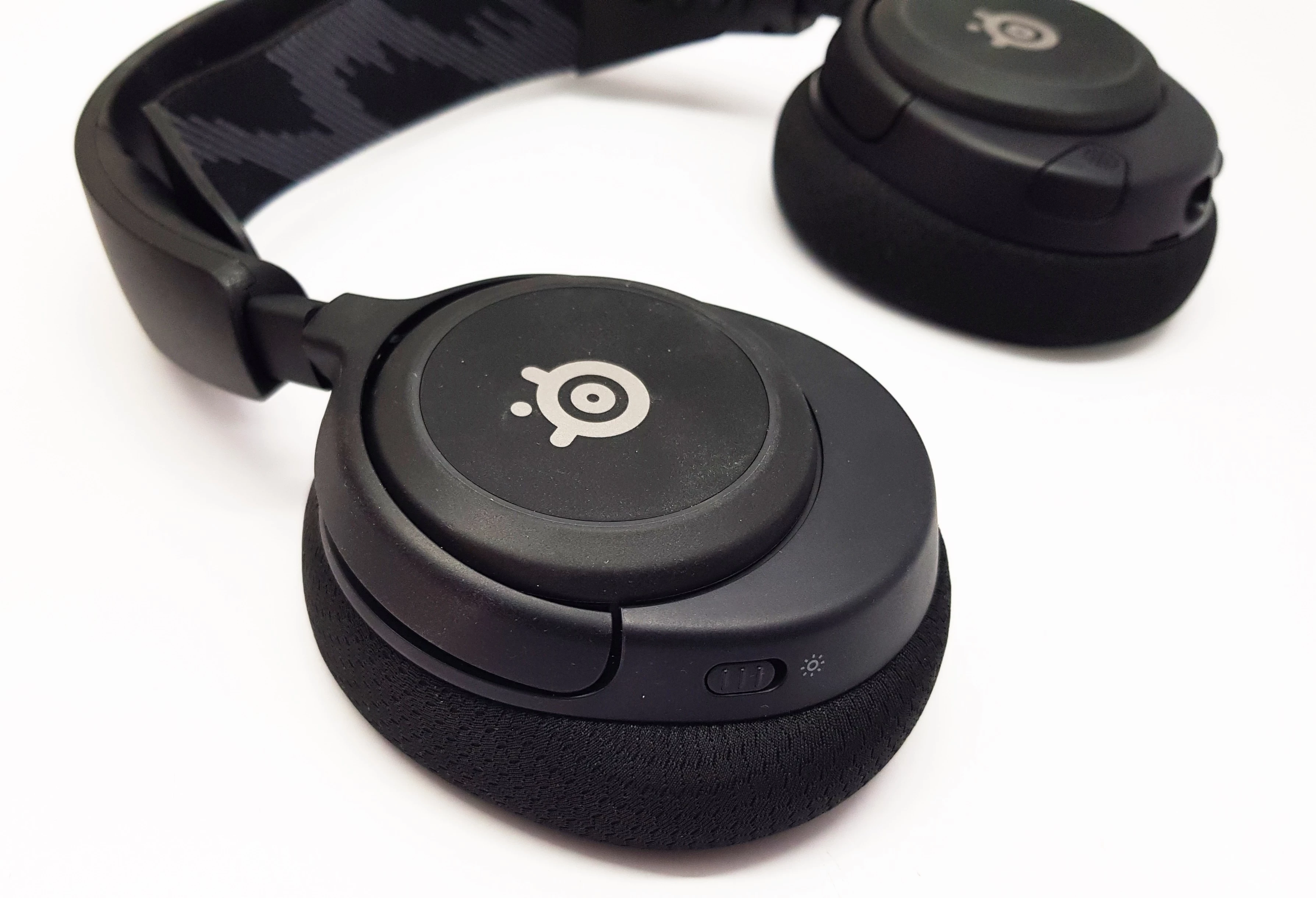 sluchawki-steelseries-arctis-nova-3-marka-steelseries