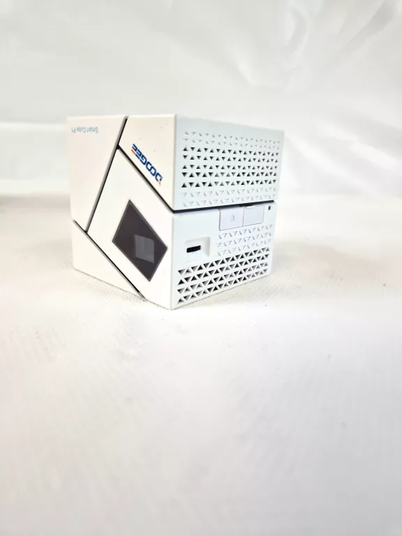 PROJEKTOR MOBILNY PRZENOŚNY SMART CUBE P1 PUDEŁKO