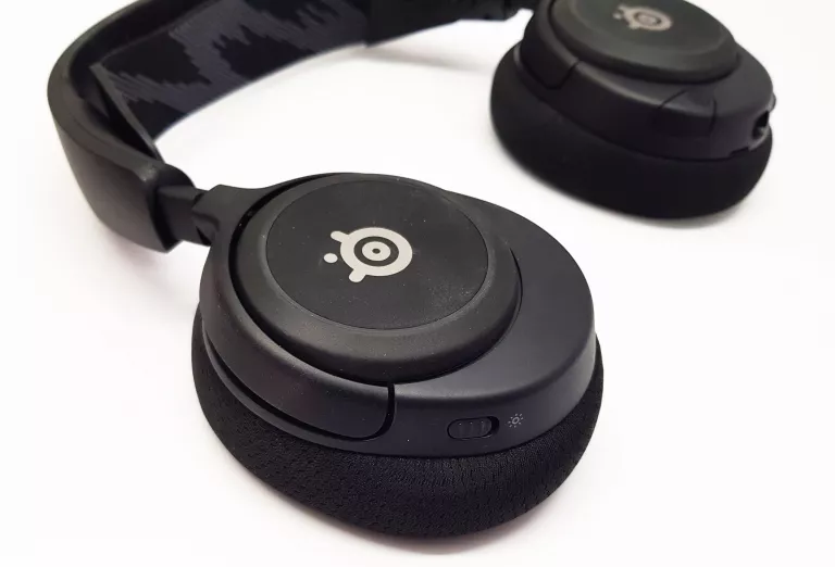 sluchawki-steelseries-arctis-nova-3-marka-steelseries