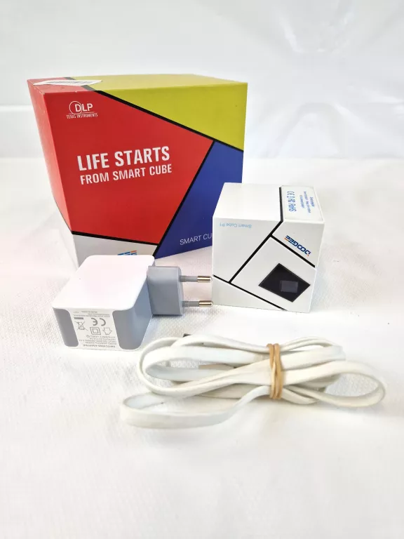 PROJEKTOR MOBILNY PRZENOŚNY SMART CUBE P1 PUDEŁKO