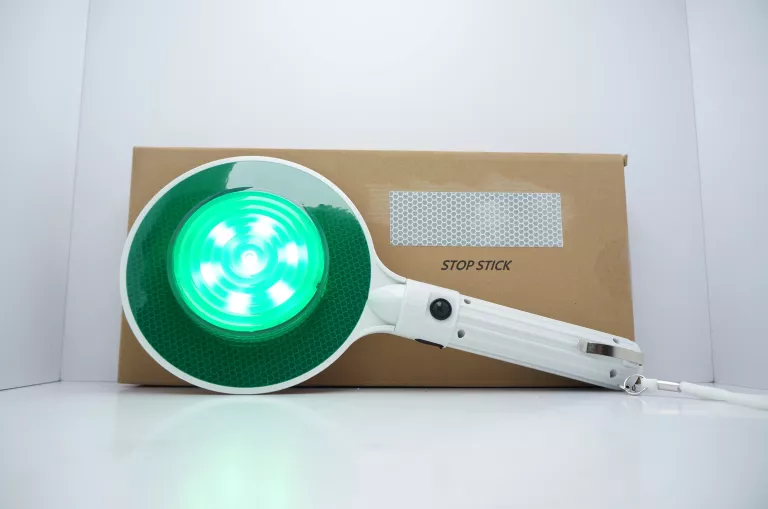 lizak-swietlny-tarcza-do-kierowania-ruchem-led-wolnosci-239-zabrze-sj