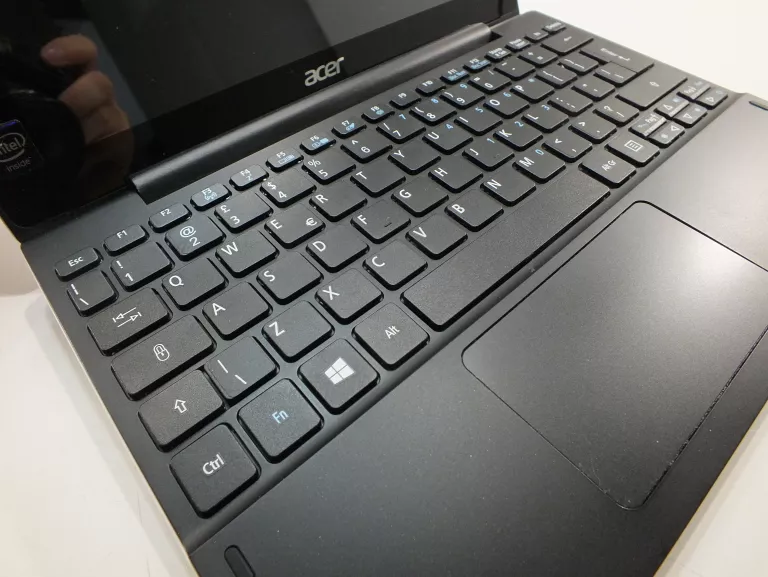 LAPTOP ACER ONE 10 S1002-136J OPIS