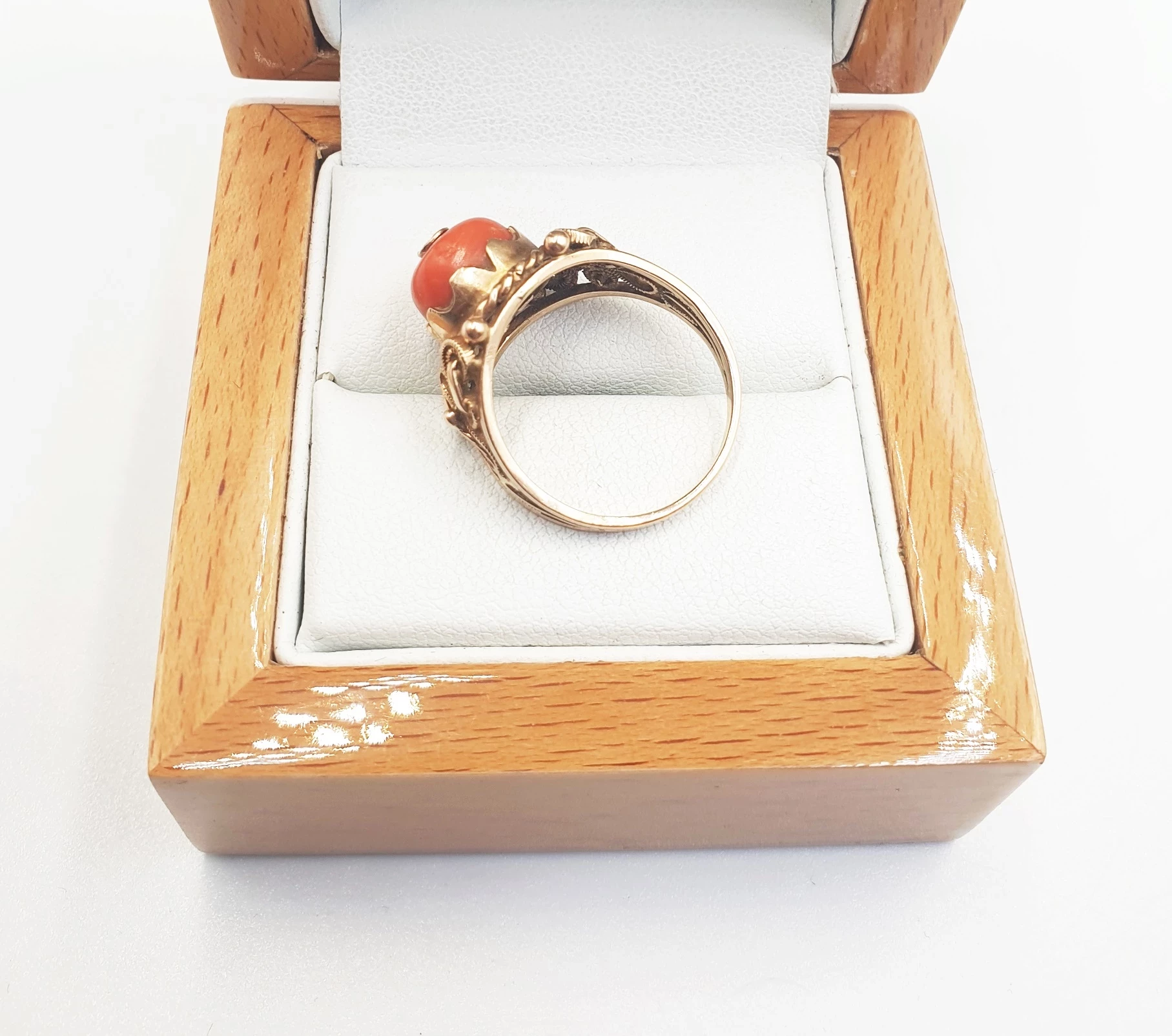 zloty-pierscionek-z-koralem-489gr-p585-material-zloto