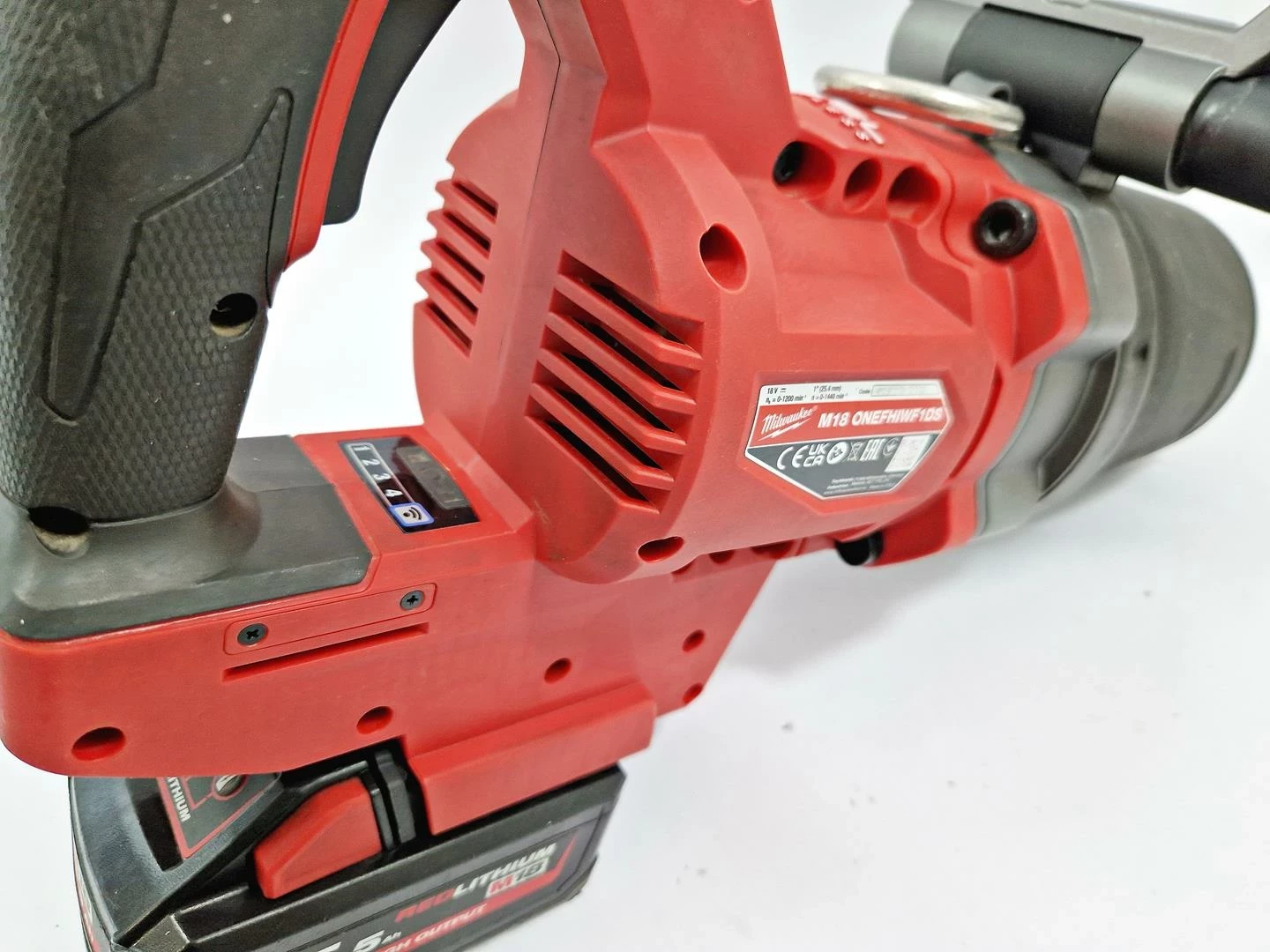 klucz-udarowy-akumulatorowy-1-2711-nm-milwaukee-m18-onefhiwf1ds-maksymalny-moment-obrotowy-2711