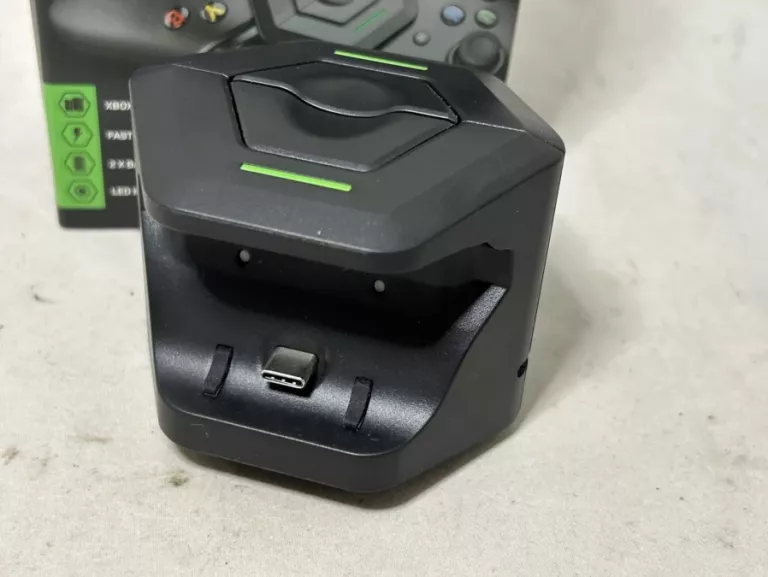 ŁADOWARKA DO PADÓW GIOTECK XBOX SERIES S/X AC2