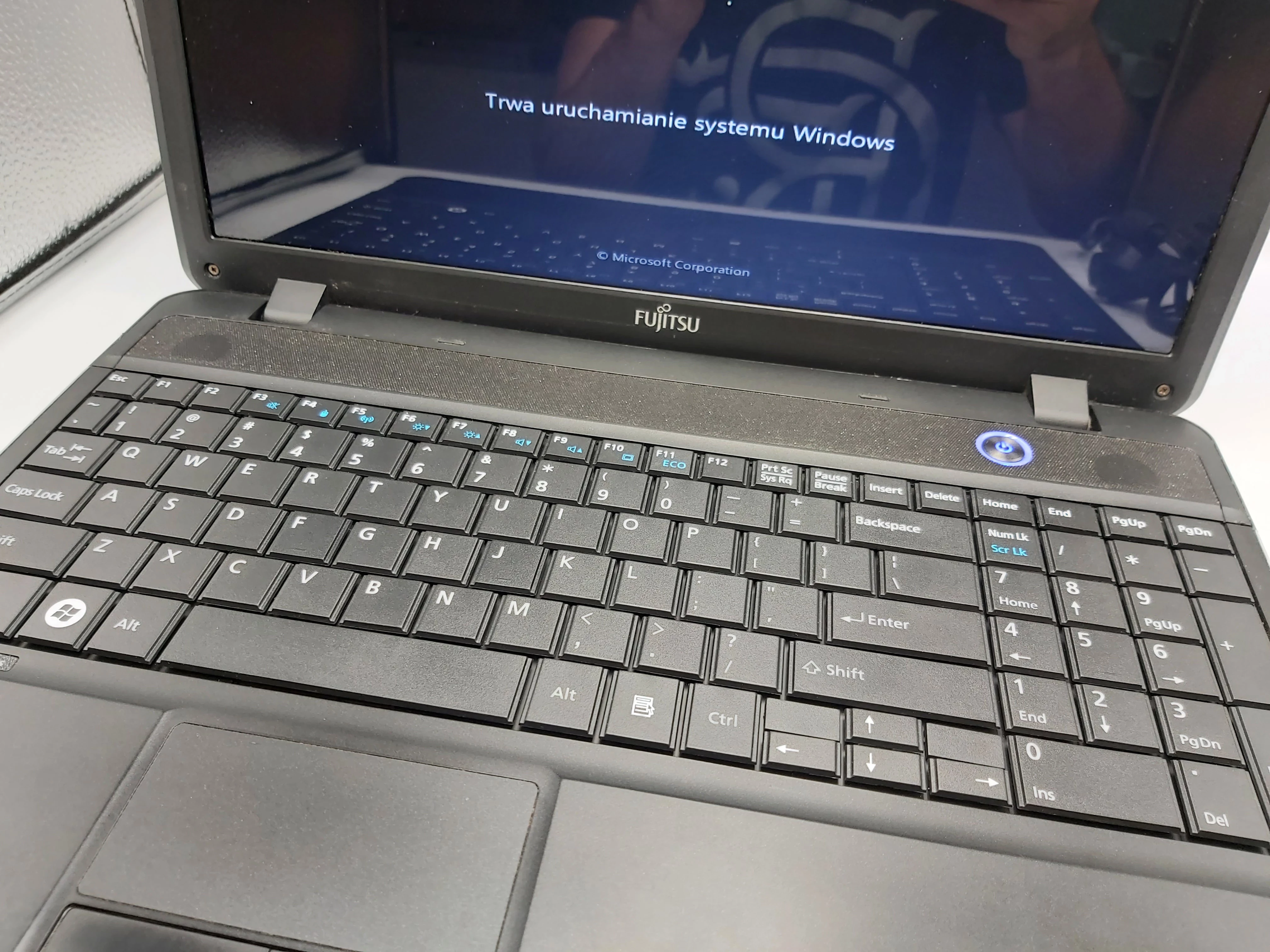 laptop-fujitsu-lifebook-ah512-intel-4256gb-zasilacz-przekatna-ekranu-156