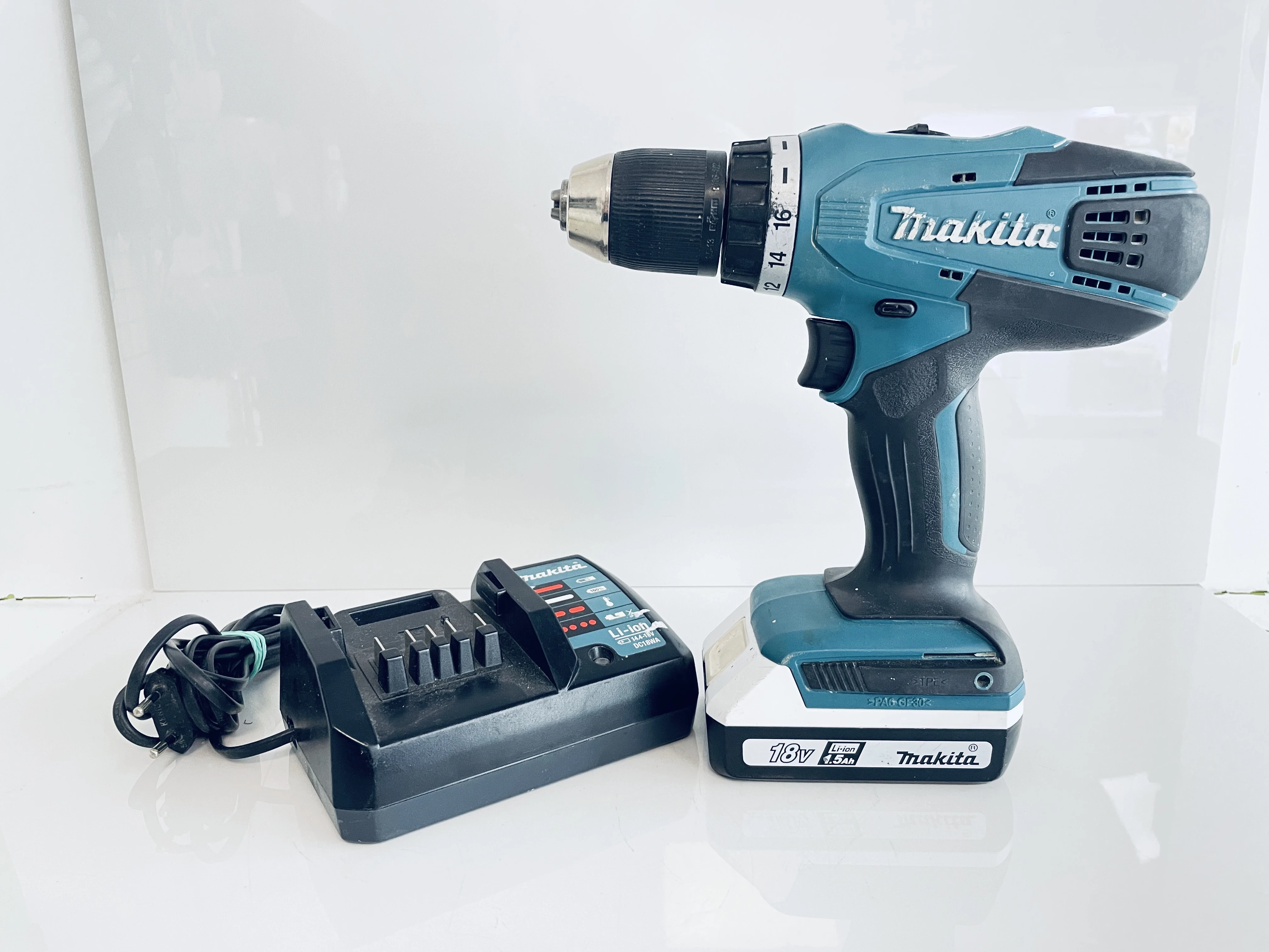 wiertarka-makita-df457d-ladowarka-napiecie-v-18-v