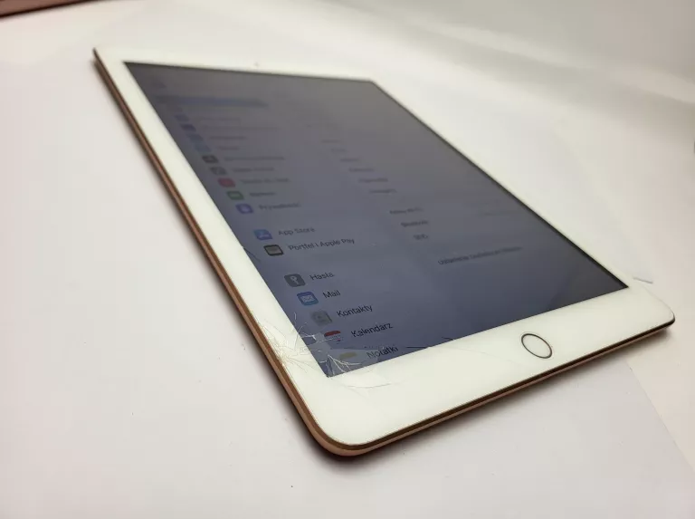 TABLET IPAD (6. GENERACJA) LEKKIE PĘKNIĘCIE 32GB