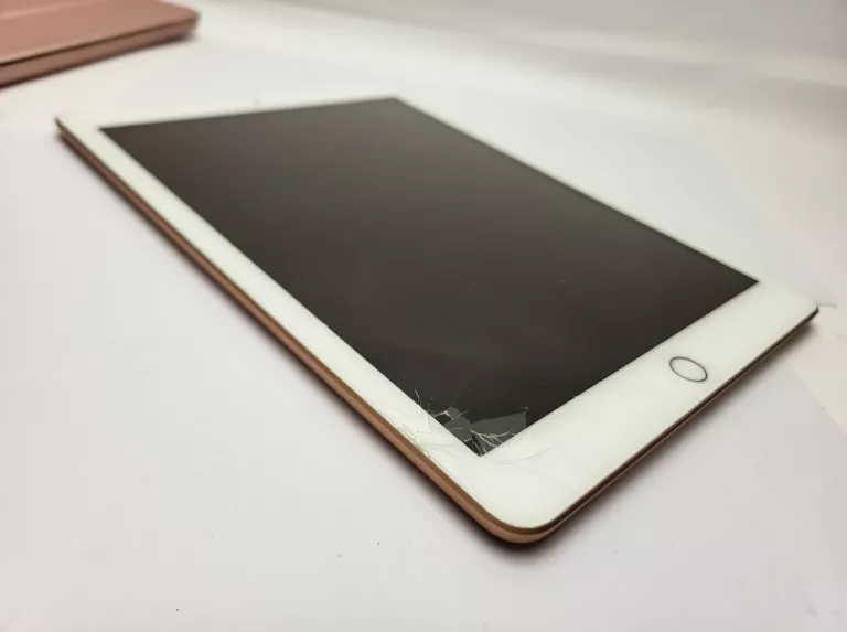 TABLET IPAD (6. GENERACJA) LEKKIE PĘKNIĘCIE 32GB